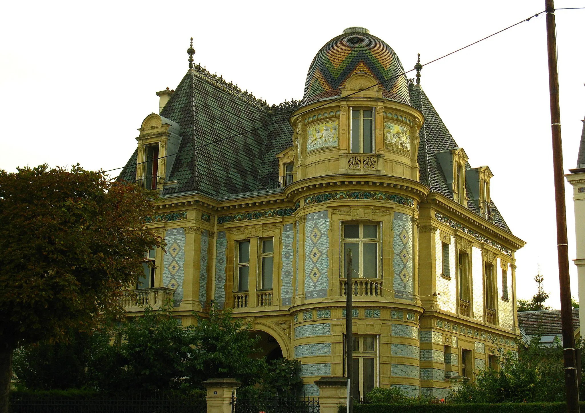 Photo showing: Vue de côté de la maison Gilardoni, à Thiais (94).