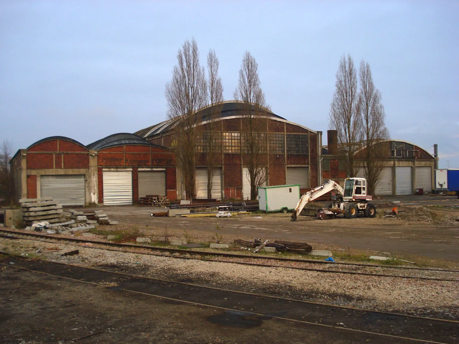 Photo showing: Vue générale de l'atelier et de la remise du dépôt, côté Trappes