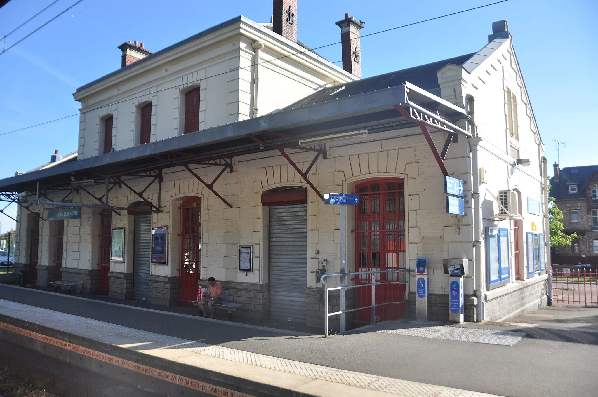 Photo showing: Vue en gros plan du bâtiment voyageur de la gare de Triel-sur-Seine, depuis la ligne de Paris-Saint-Lazare à Mantes-Station par Conflans-Sainte-Honorine, vers Paris.