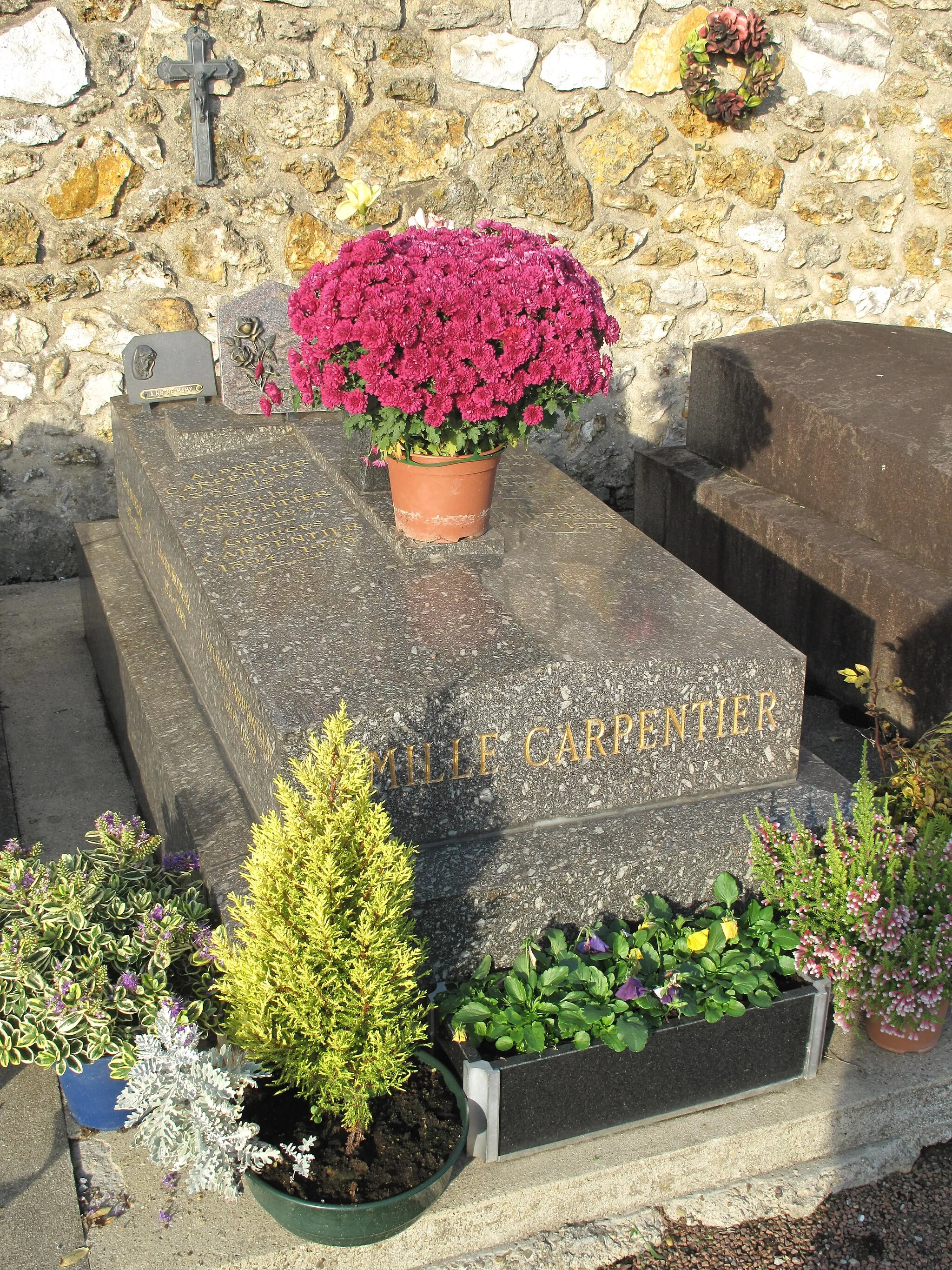 Photo showing: Grave of the family of the French boxer Georges Carpentier in the ancient cemetery of Vaires-sur-Marne (Seine-et-Marne, France).