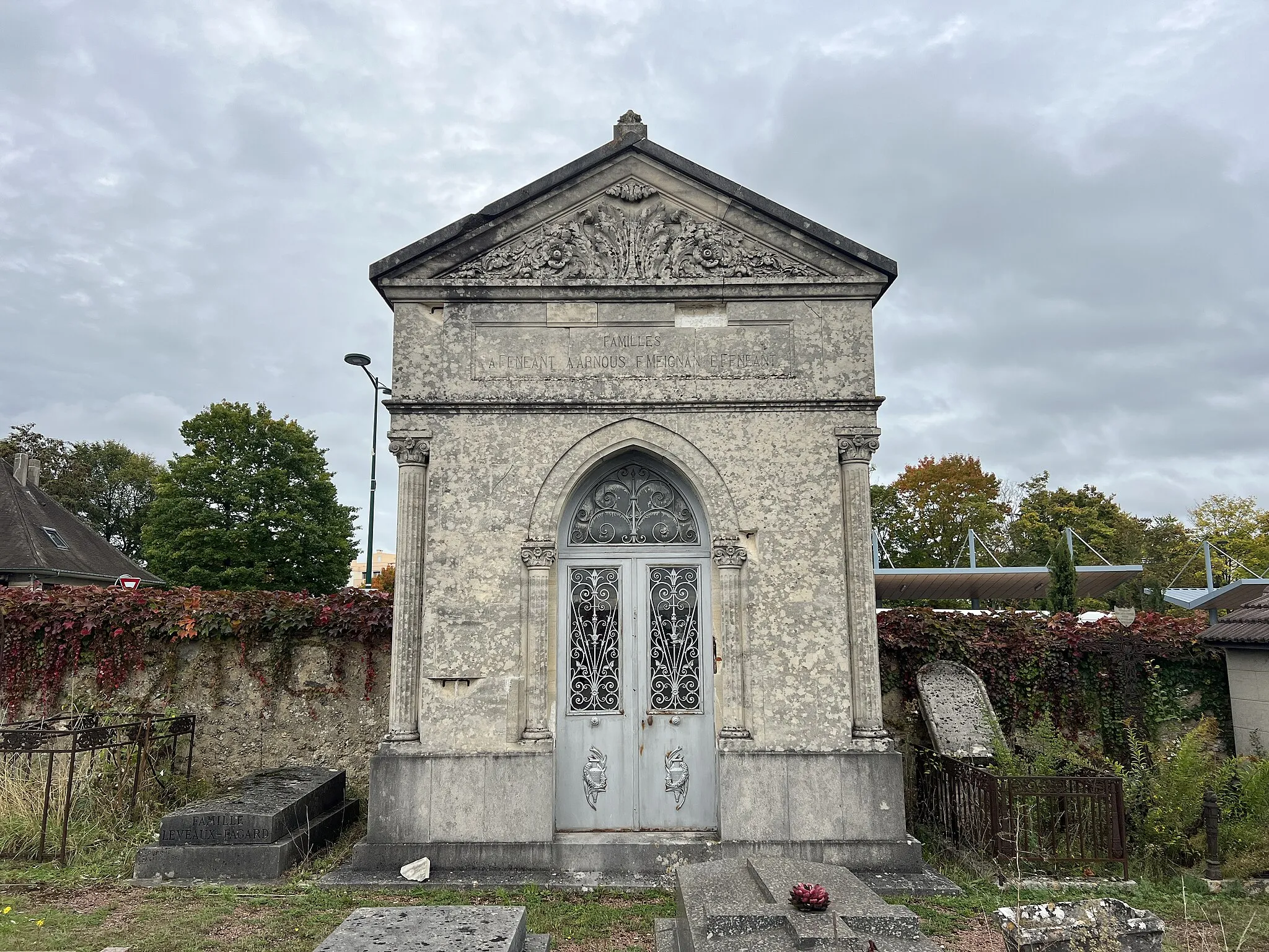 Photo showing: Chapelle funéraire des familles Fénéant - Arnous - Meignan - Fénéant, cimetière ancien de Vaires-sur-Marne.