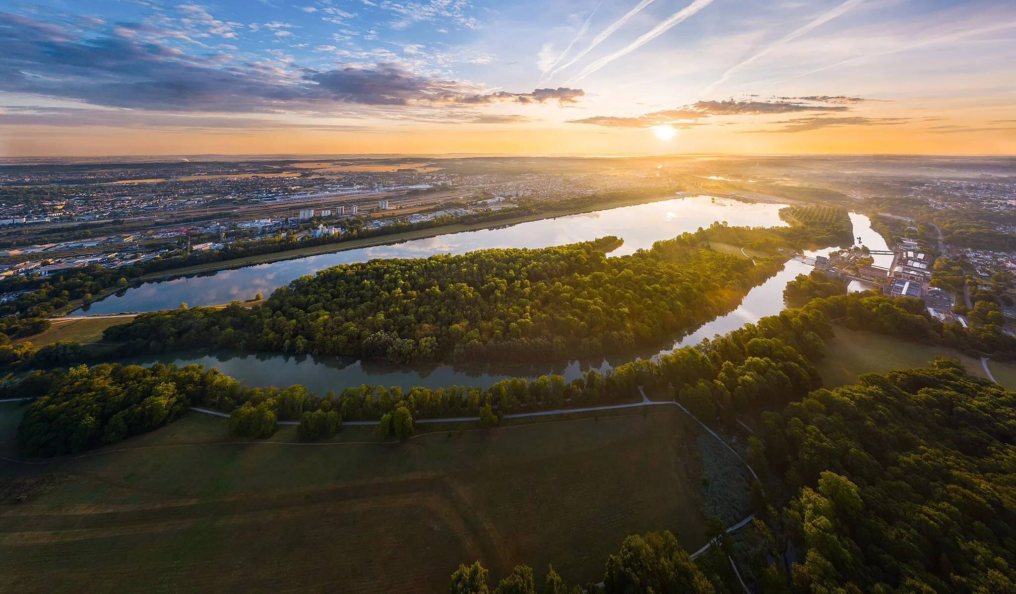 Photo showing: Nautical activities center of Vaires-sur-Marne and Torcy at sunrise, where kayaking and canoeing competition of the Paris 2024 summer olympics will be held.