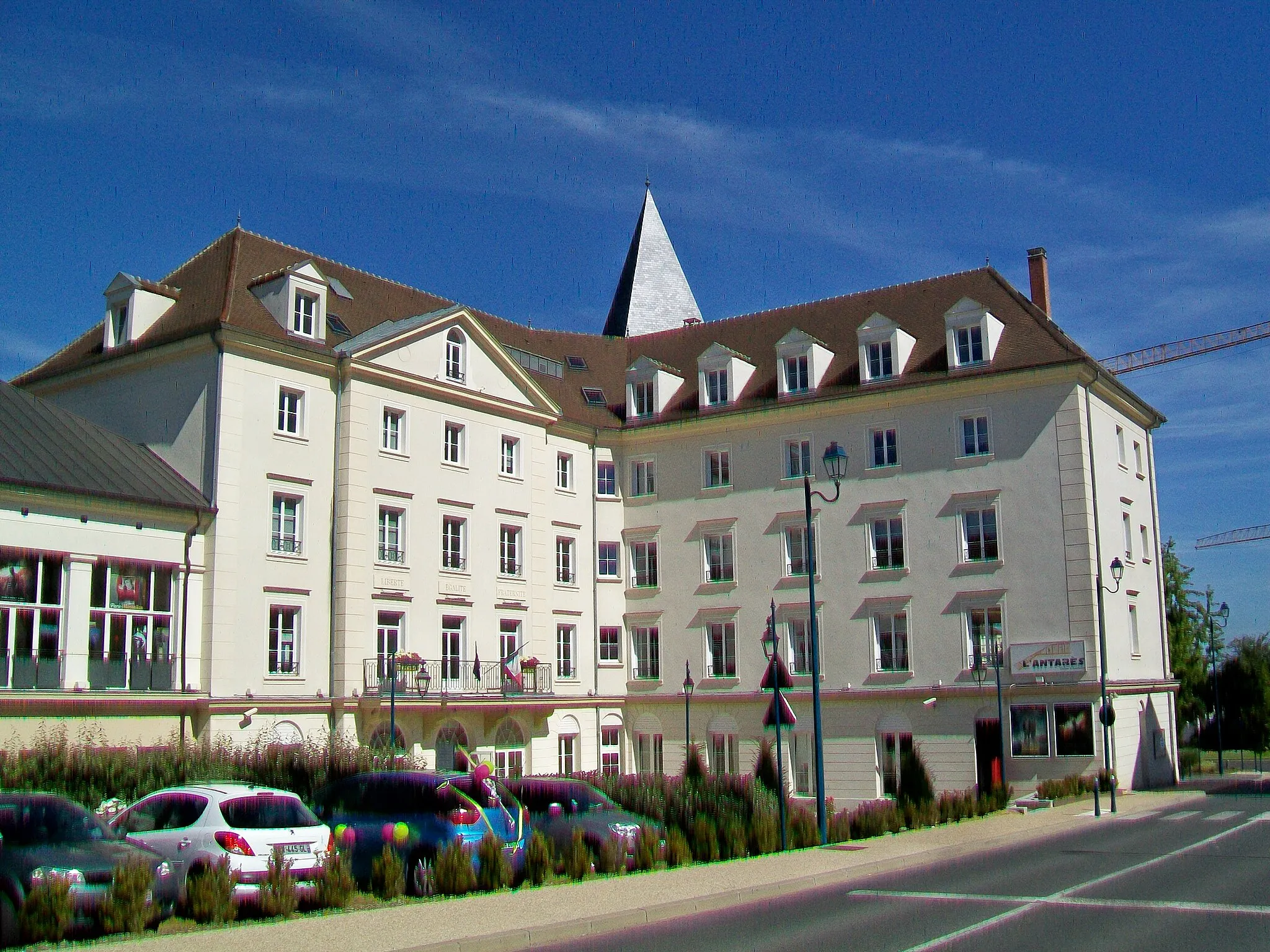 Photo showing: Le nouvel hôtel de ville, façades sud et ouest sur l'avenue Gandhi.