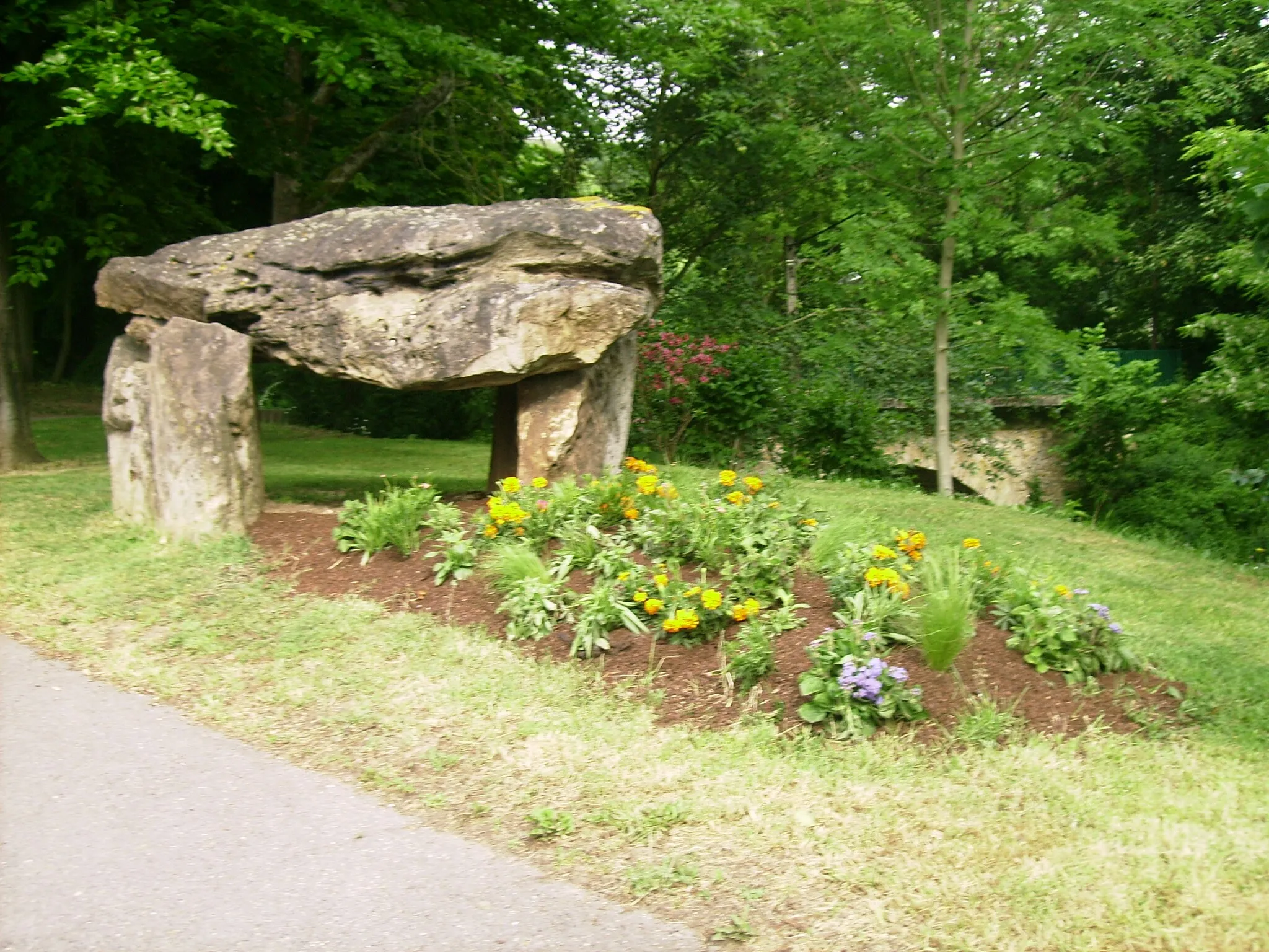 Photo showing: Pseudo-dolmen à Vauéral village, rue de la Mairie, près du carrefour avec la rue des Marais.