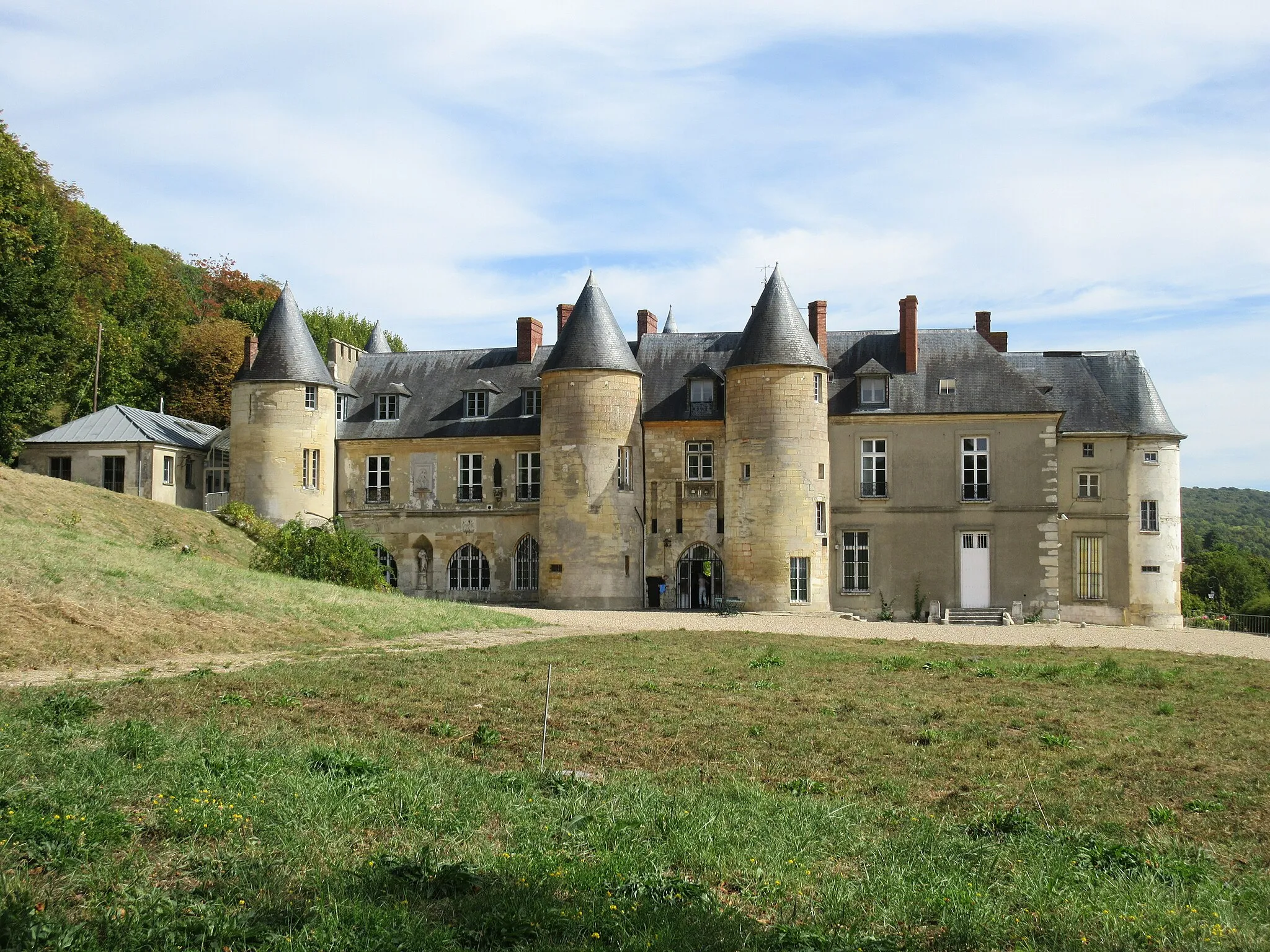 Photo showing: Façade Ouest du château de Vaux-sur-Seine. On aperçoit l'emplacement du pont levis dans le mur. Cette face était l'entrée initiale du château.