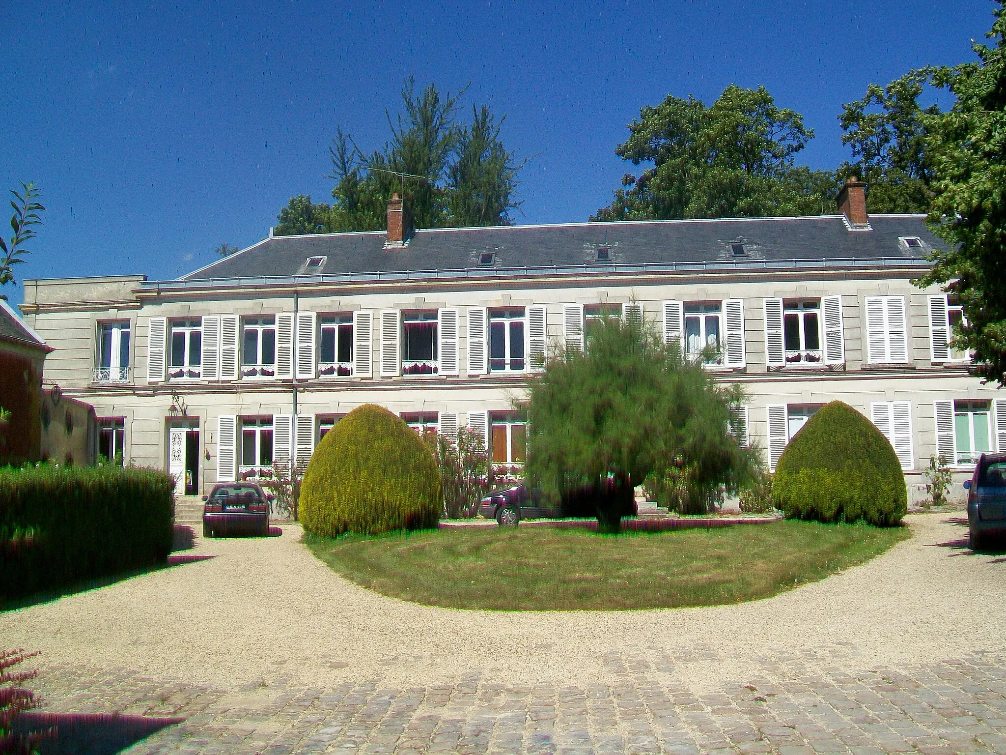 Photo showing: Maison 1 rue Pasteur - manoir construit sur le domaine de l'ancien château vers 1868-70. Subsiste également sur le même domaine un autre manoir dit château de Vémars (rue Pasteur), à l'abandon et voué à la démolition ; voir IA95000131.