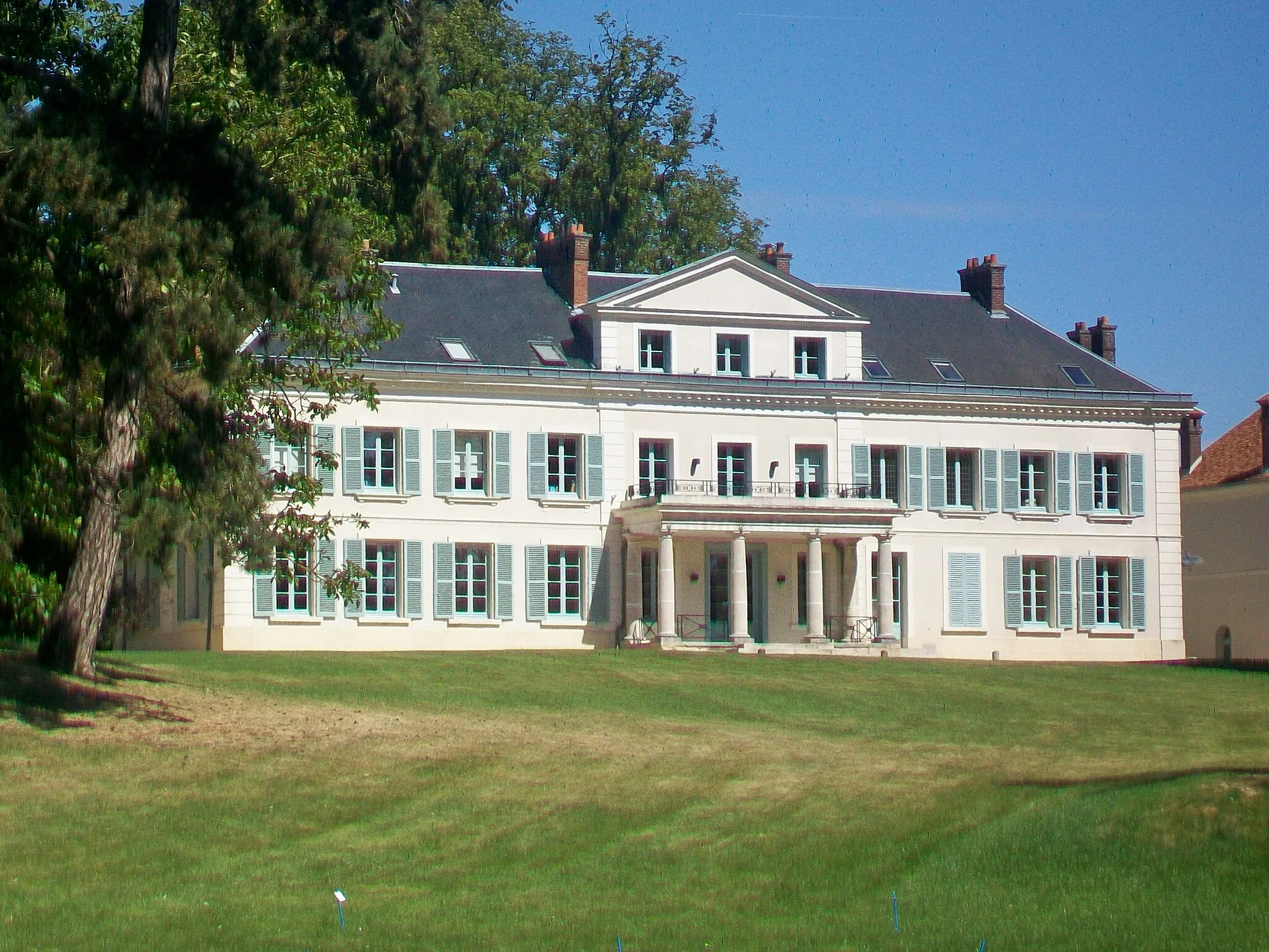 Photo showing: Le château des Carneaux, manoir construit en 1846 ; associé à une grande ferme du même nom.