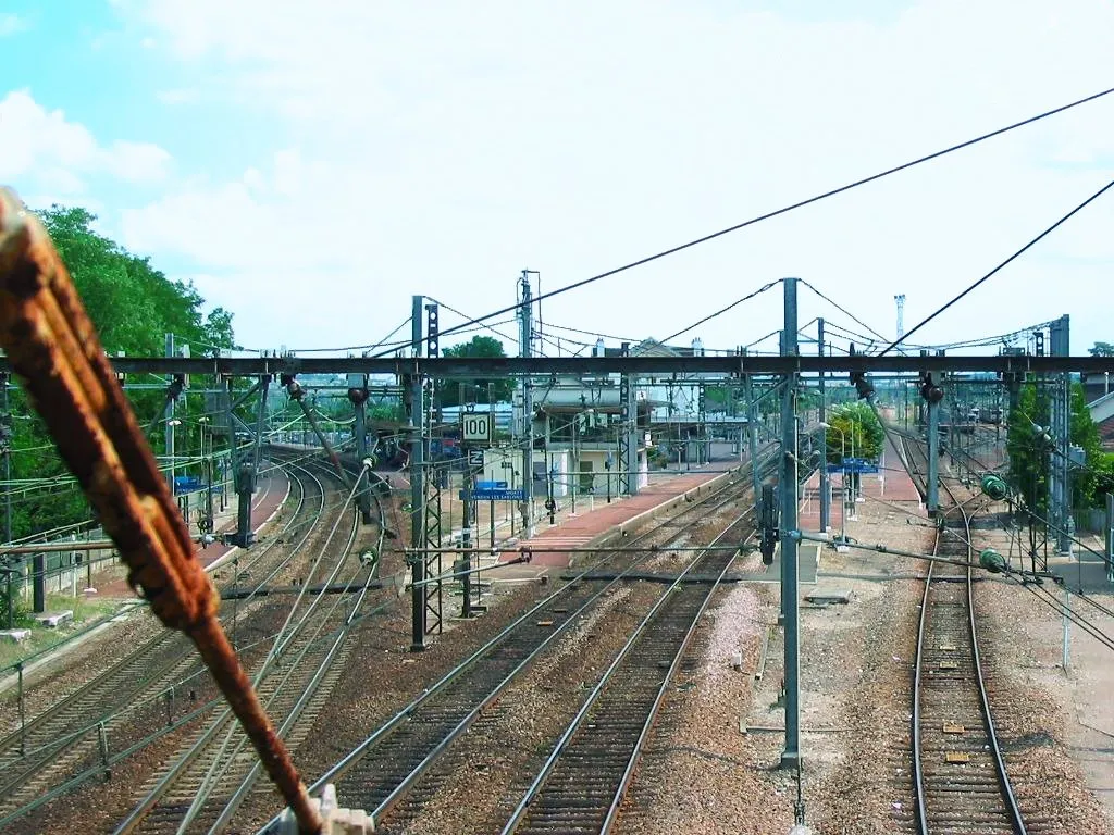 Photo showing: Moret-Veneux-les-Sablons train station, Seine-et-Marne, France : the tracks seen coming from Paris.