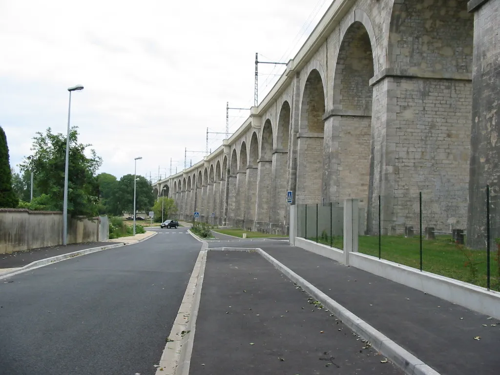 Photo showing: Le viaduc du chemin de fer au dessus du Loing, rue du Viaduc, Veneux - Les Sablons, Seine-et-Marne, France