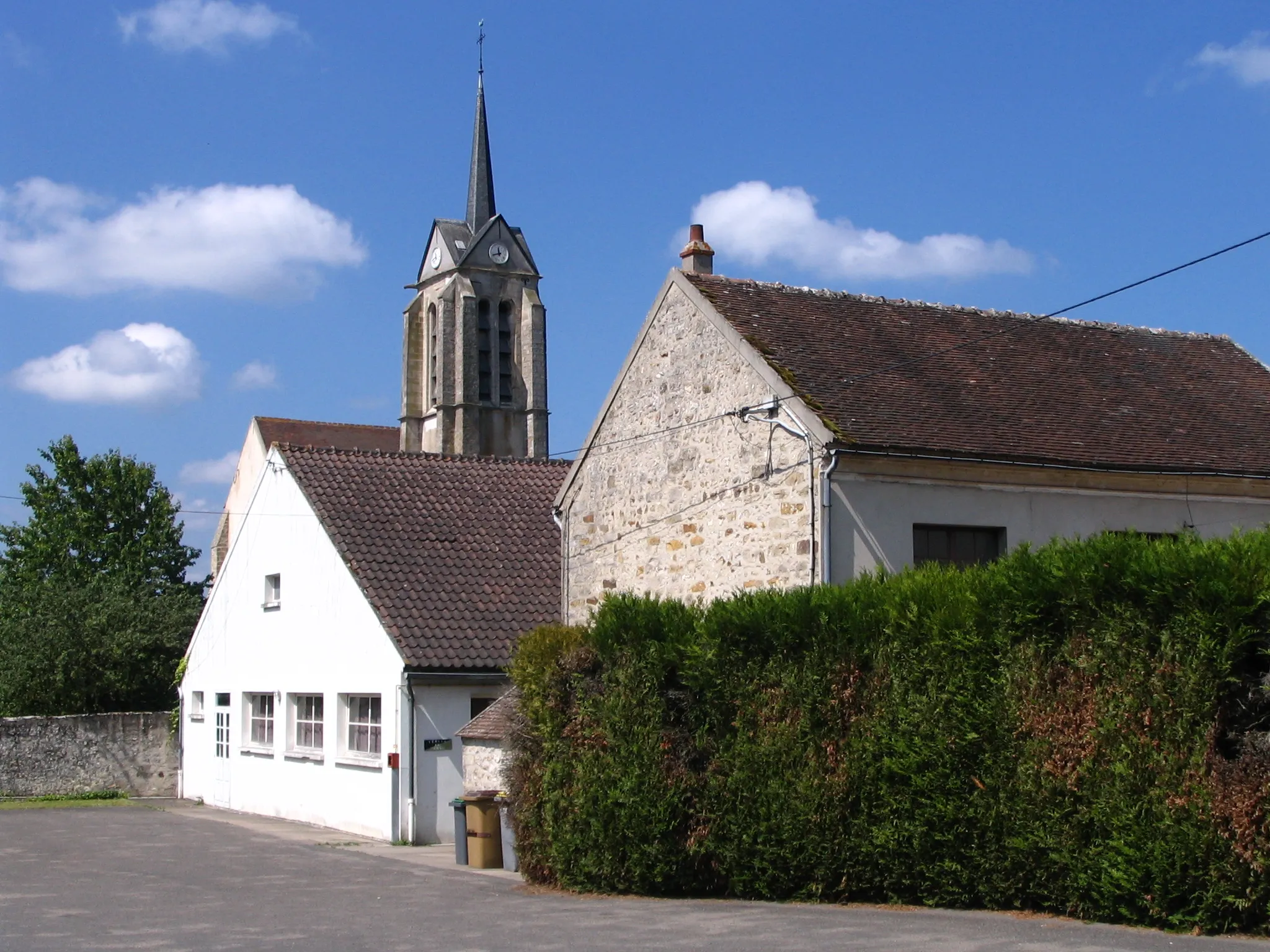 Photo showing: The church of Vernou-sur-Seine, in Vernou-la-Celle-sur-Seine, Seine-et-Marne, France, seen from a street.