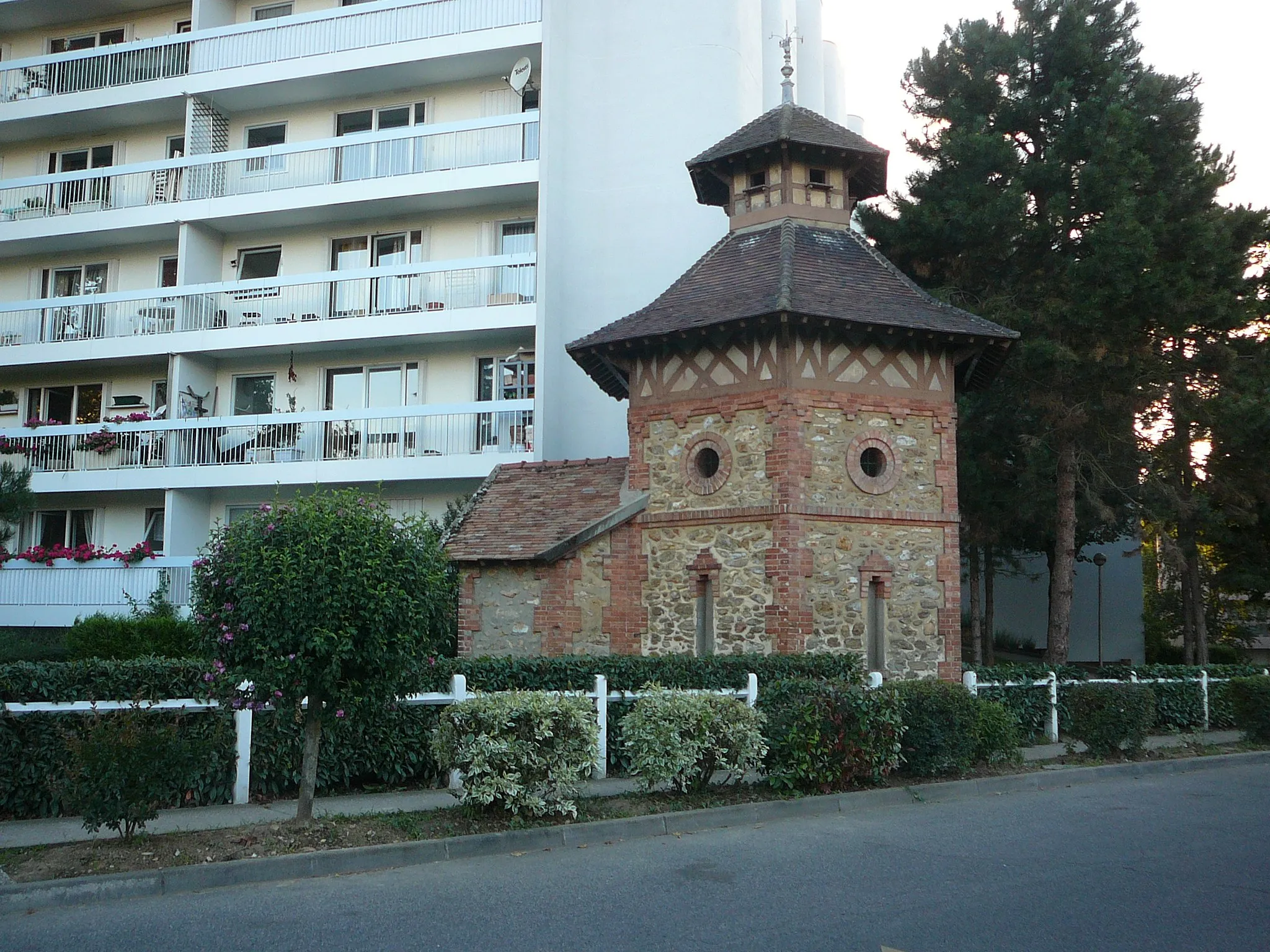 Photo showing: a remnant of the village surrounded by large houses, now surrounded by apartment blocks