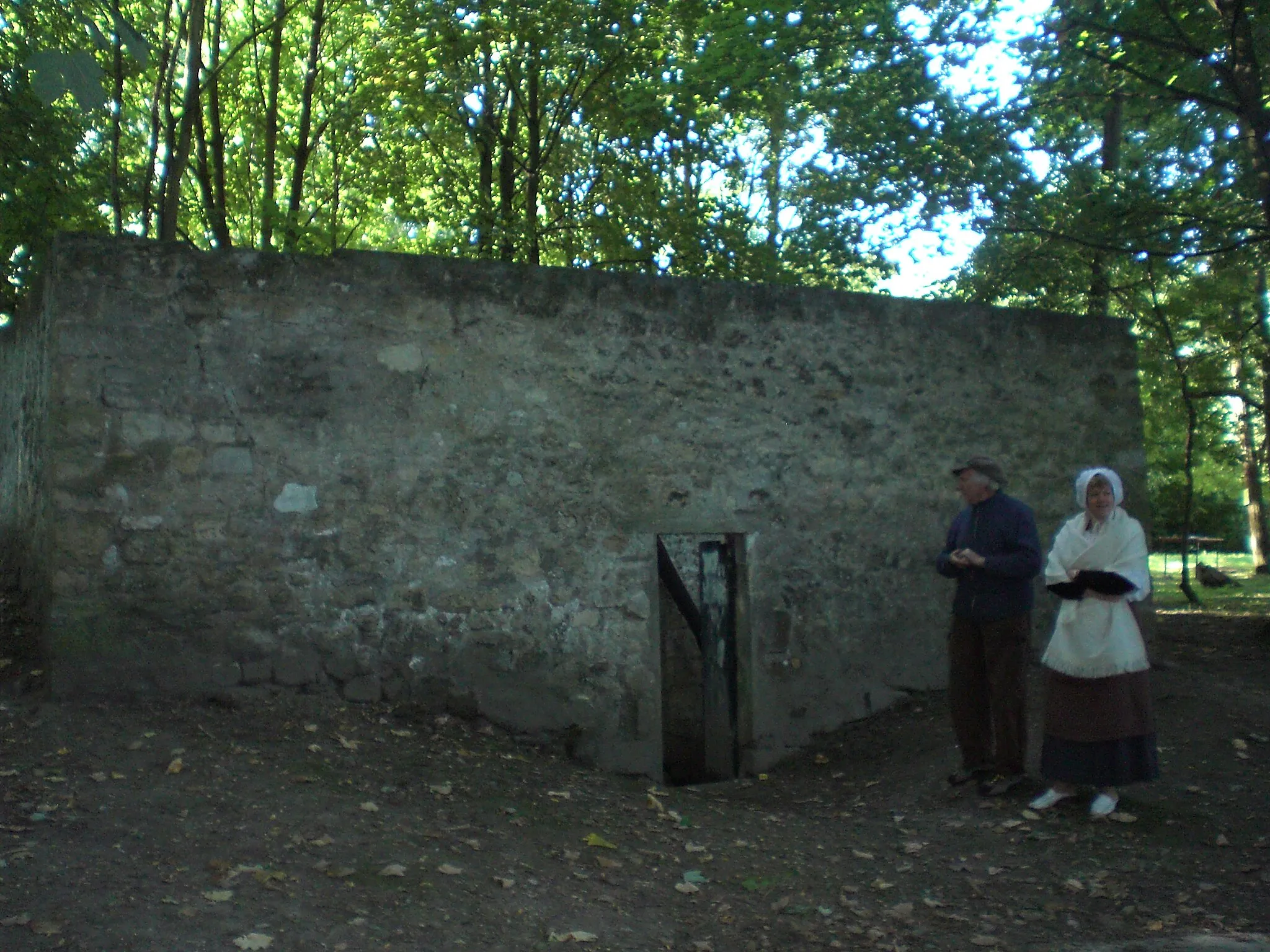 Photo showing: entree de la fontaine aux moines viarmes france