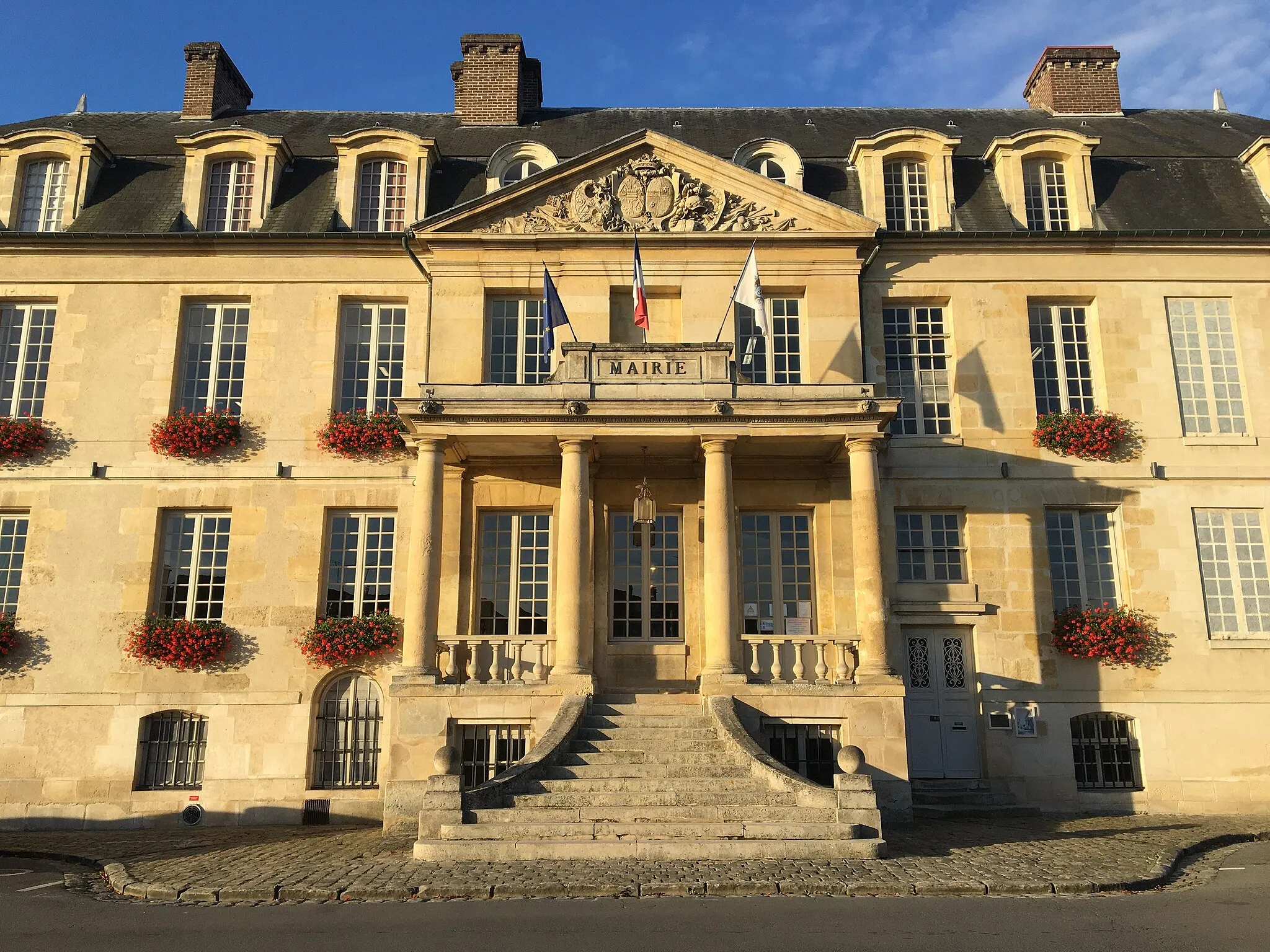 Photo showing: Façade du château de Viarmes qui abrite les bureaux de la mairie.