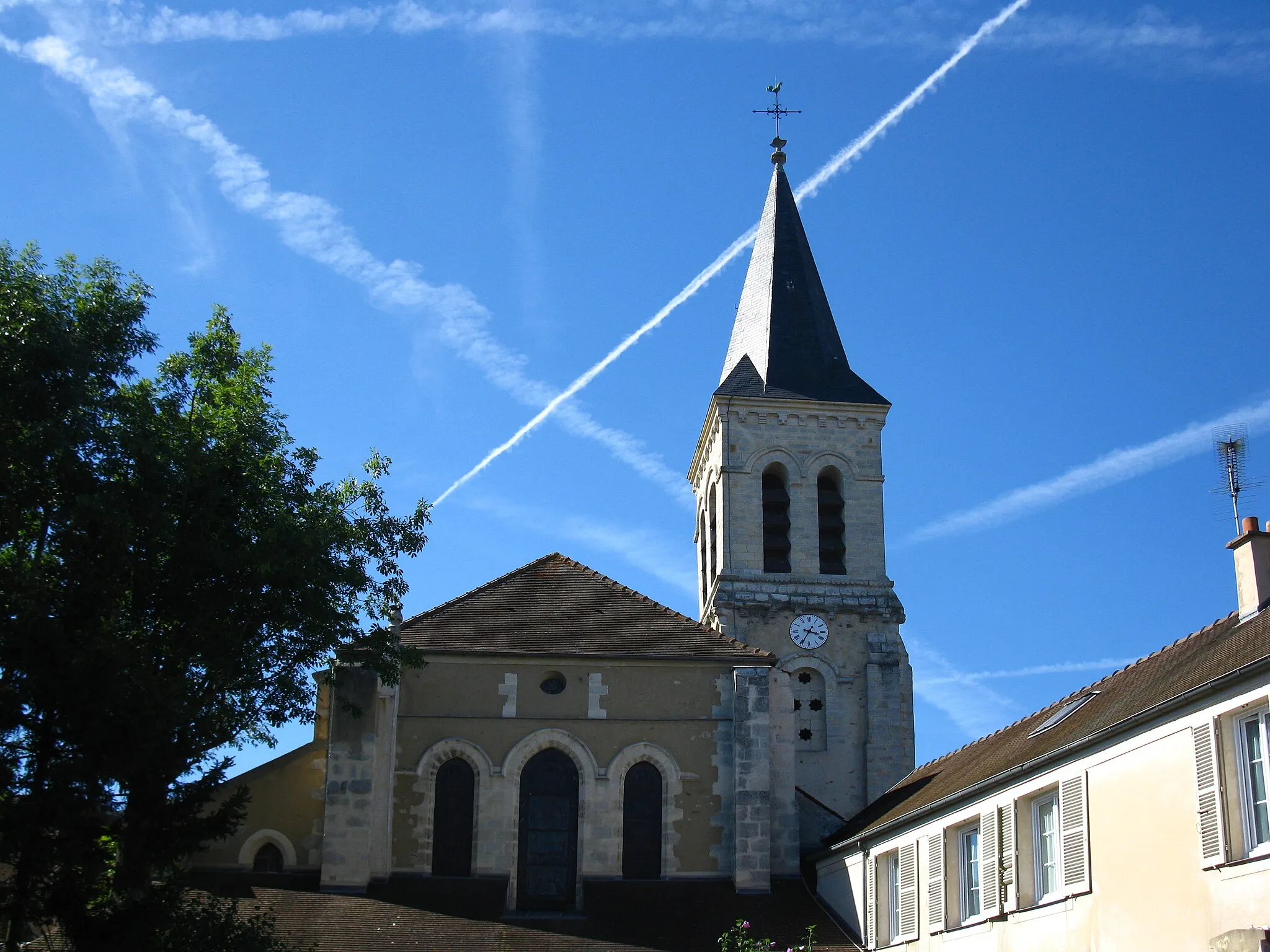 Photo showing: Côté est de l'église Notre-Dame de Villecresnes (94) (chevet plat et clocher)