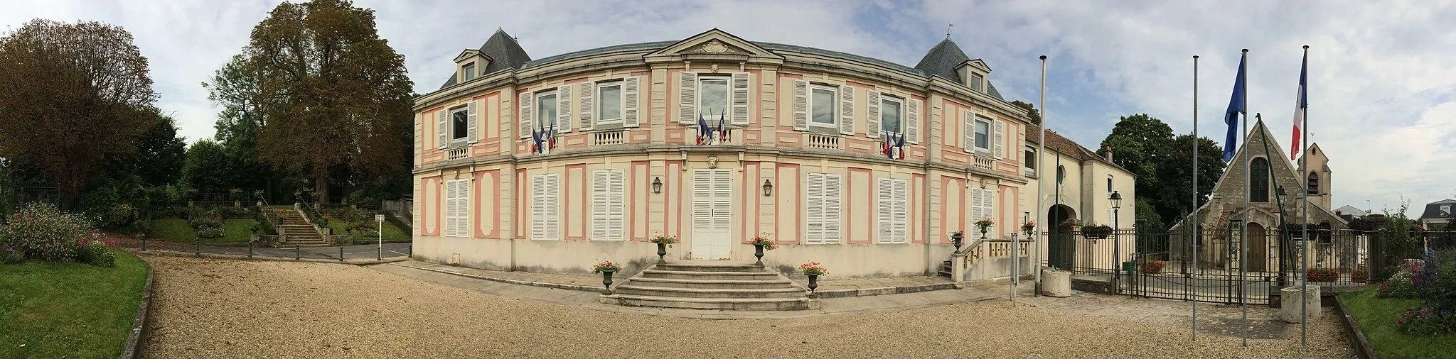 Photo showing: Photo panoramique de la façade de la Mairie de Villeneuve-le-Roi. A gauche : accès au parc de la Mairie. A droite : Eglise Saint-Pierre - Saint-Paul.