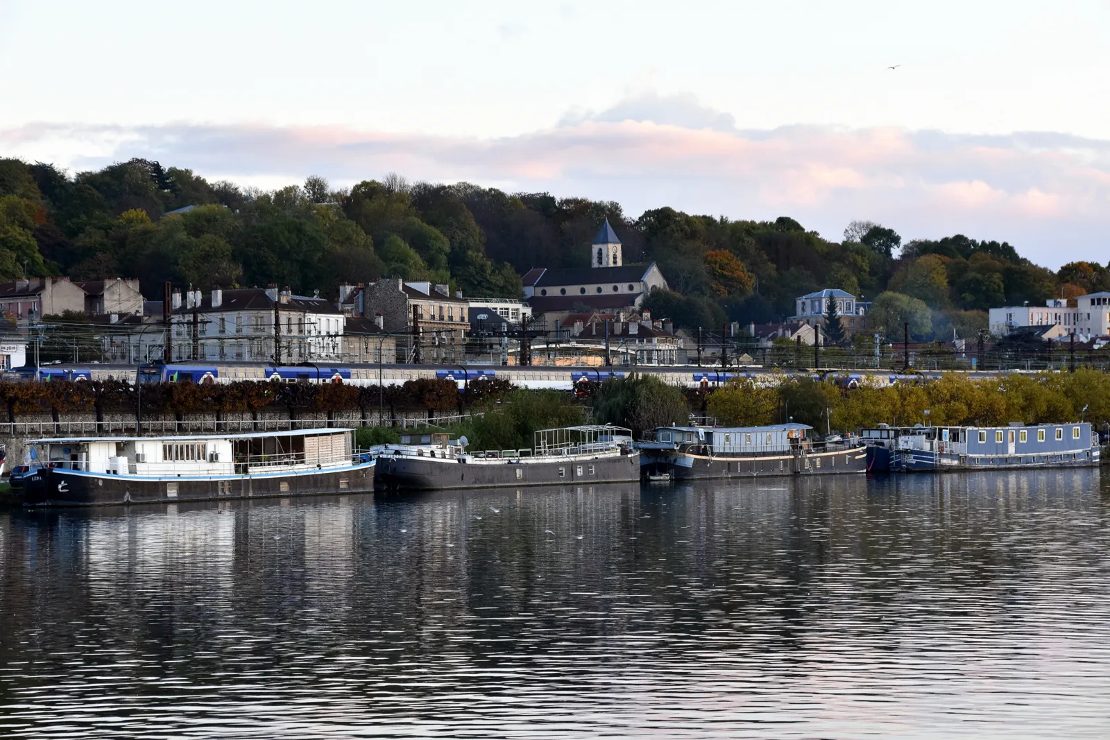 Photo showing: Quais de Seine à Villeneuve-Saint-Georges