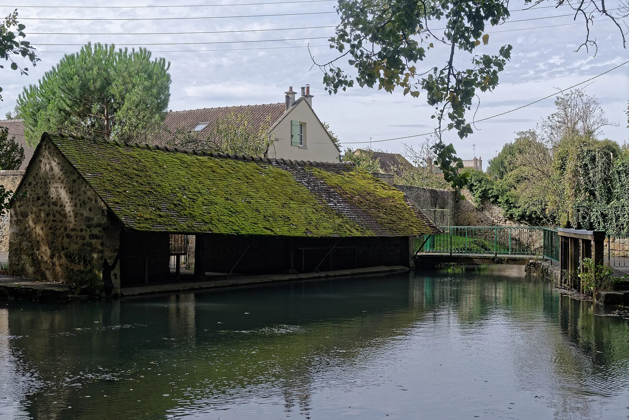 Photo showing: Grand lavoir sur l'Orvanne situé rue des Lavandières à Voulx, en Seine-et-Marne, région Île-de-France.