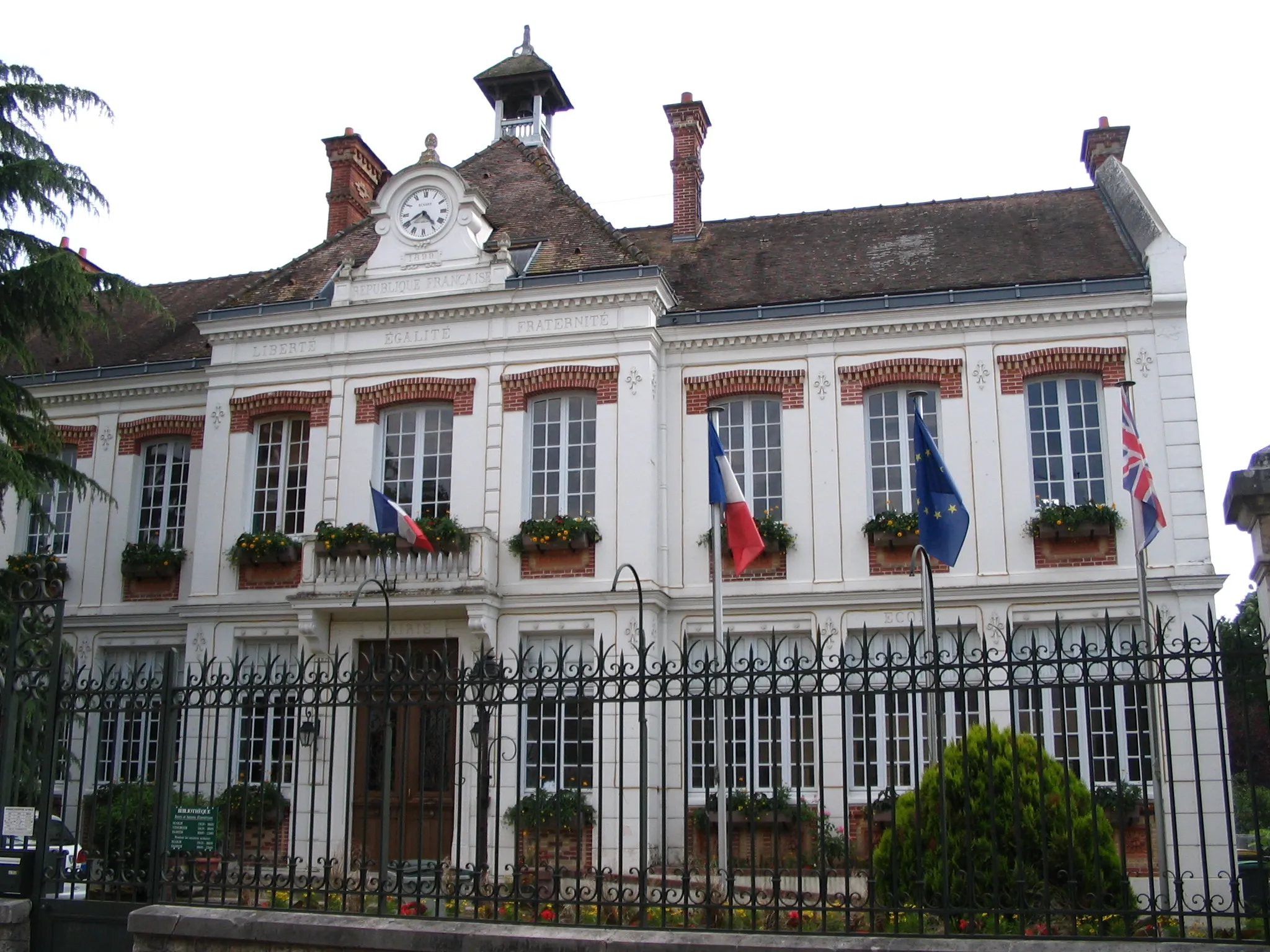 Photo showing: The town hall of Vulaines-sur-Seine, Seine-et-Marne, France.