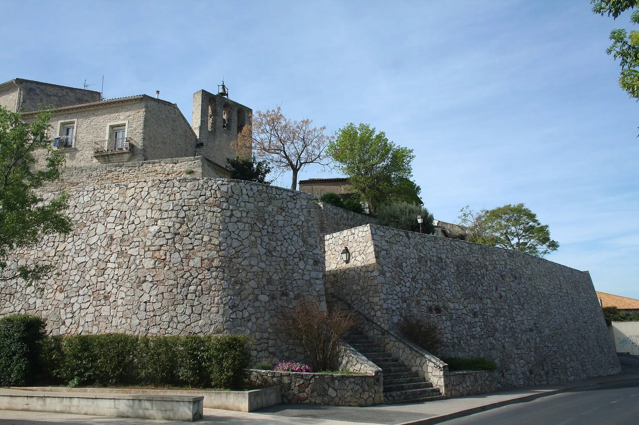 Photo showing: Balaruc-le-Vieux (Hérault), rempart et campanile de l'église Saint-Maurice