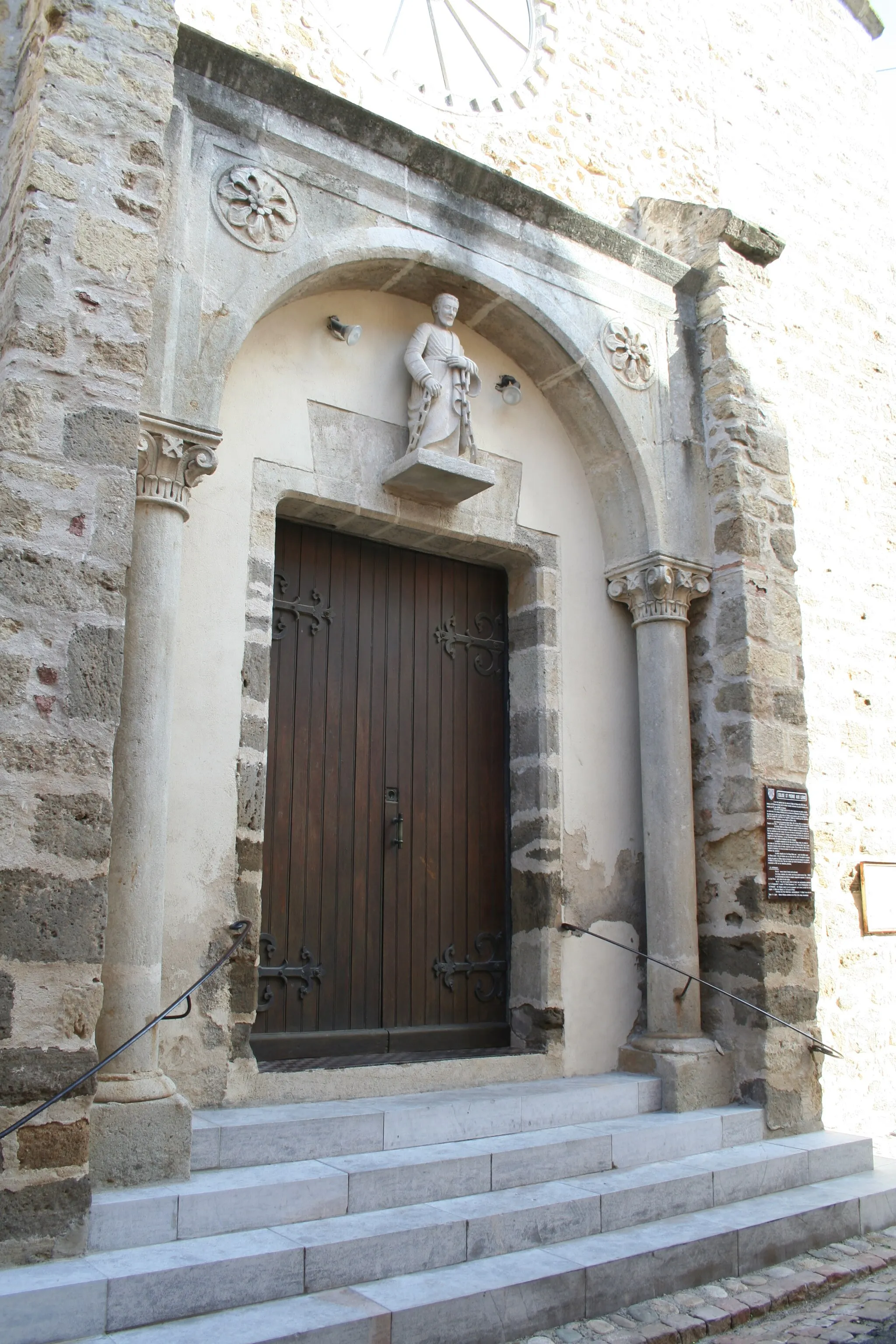 Photo showing: Bassan (Hérault) - portail de l'église Saint-Pierre aux liens.
