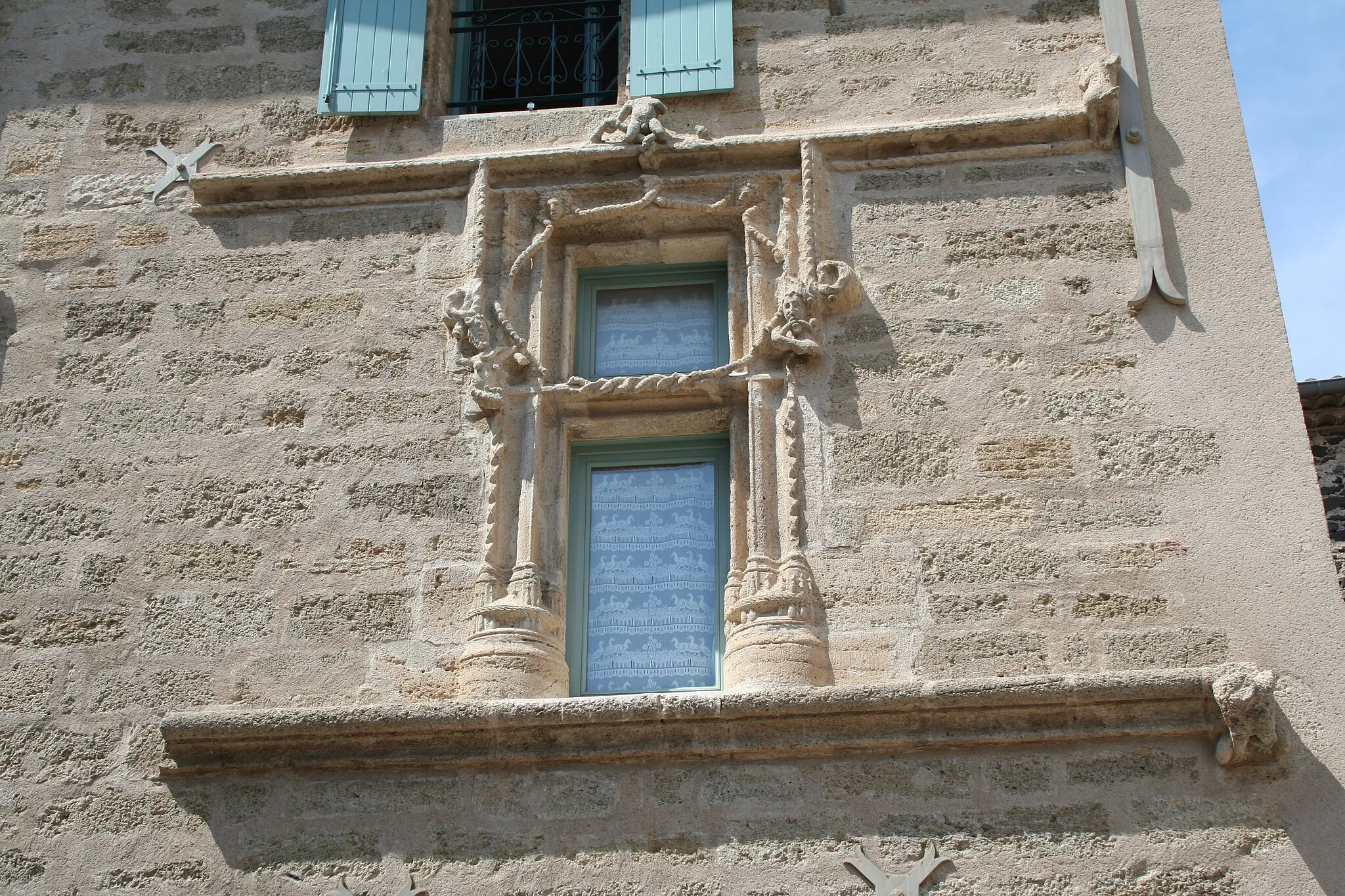 Photo showing: Caux (Hérault) - Fenêtre ancienne (XVIe s) - place de l'église.