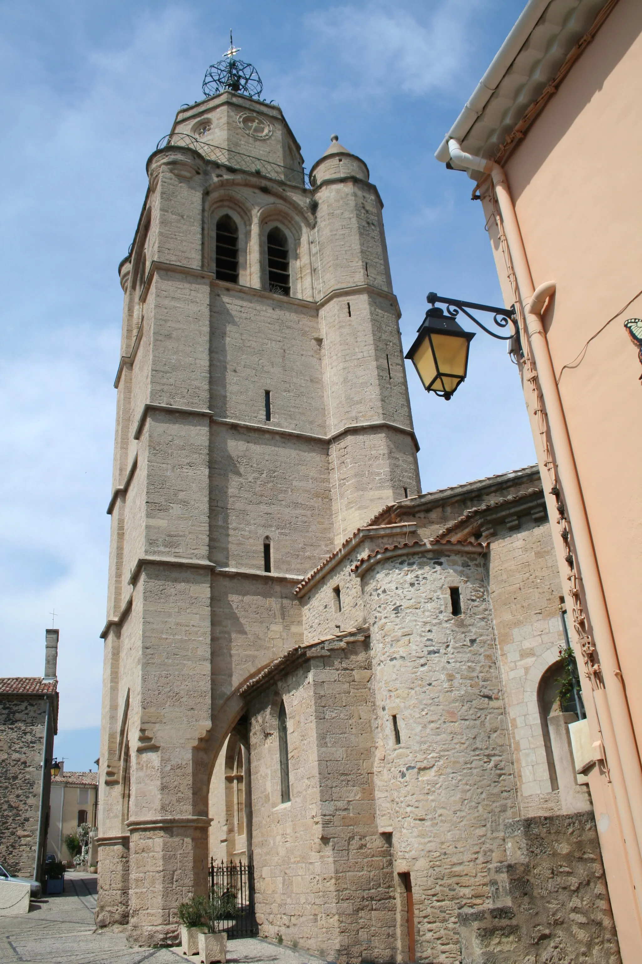 Photo showing: Caux (Hérault) - Clocher-porche (XIIIe-XIVe siècles) de Saint-Gervais-et-Protais. Sur la gauche, on aperçoit la chapelle des pénitents.