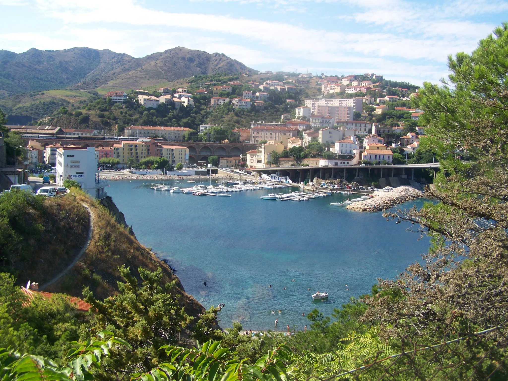 Photo showing: View on the city and beach of Cerbère in Pyrénées-Orientales, France.