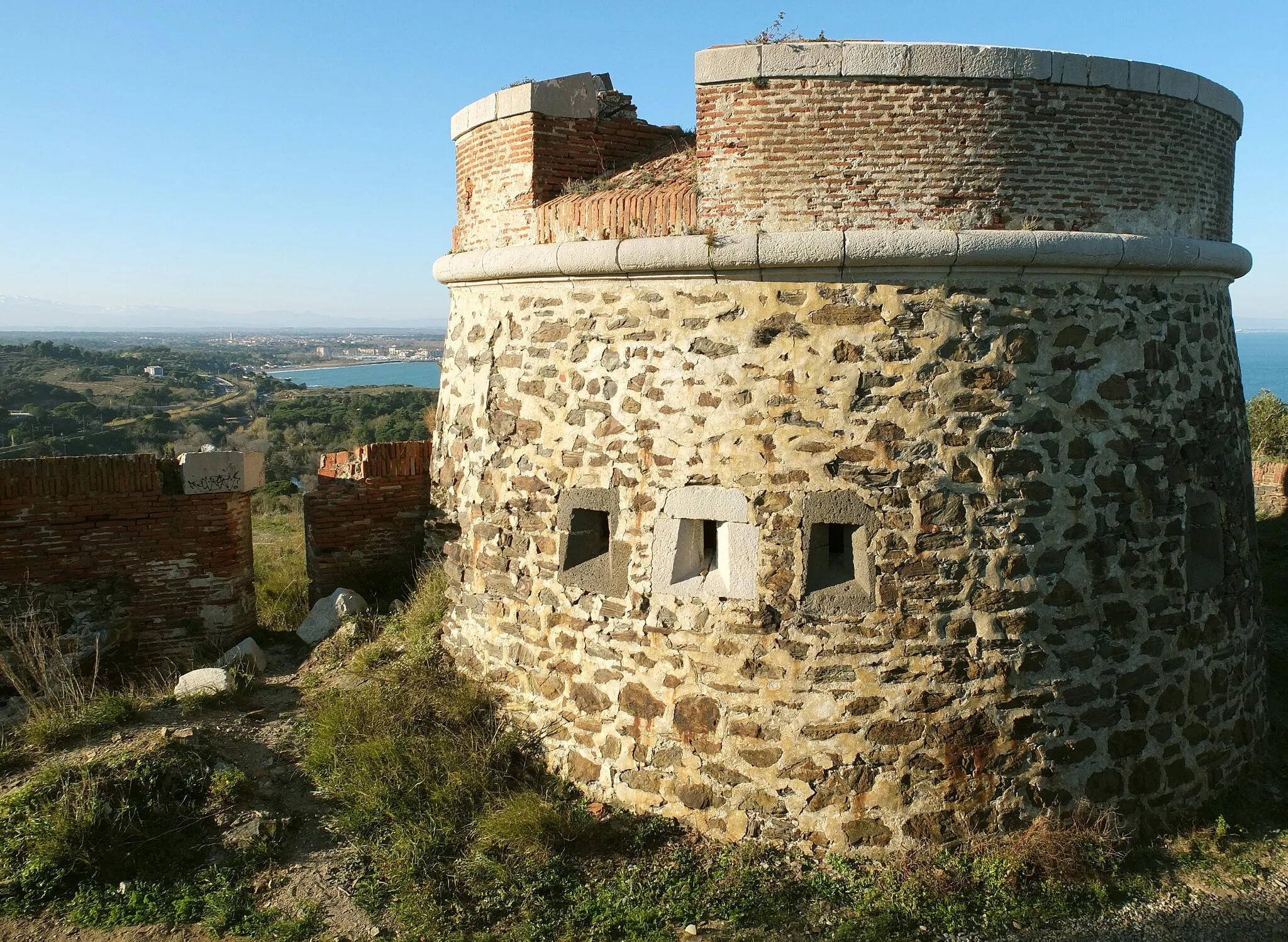 Photo showing: Collioure: Fortification Tour de l'étoile (also called Fort rond) built in 1725, the bay of Argelès in the backgound.