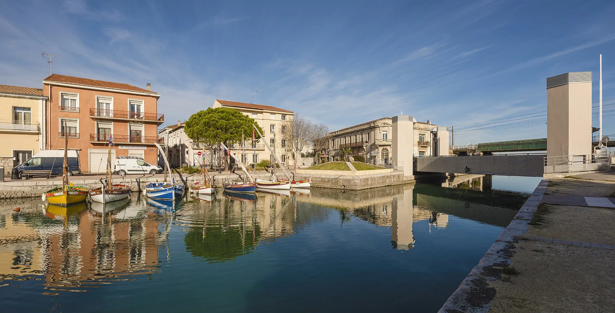 Photo showing: Boats and the bridge of the D129 (Departmental Road) over the Canal du Rhône à Sète. Frontignan, Hérault, France.