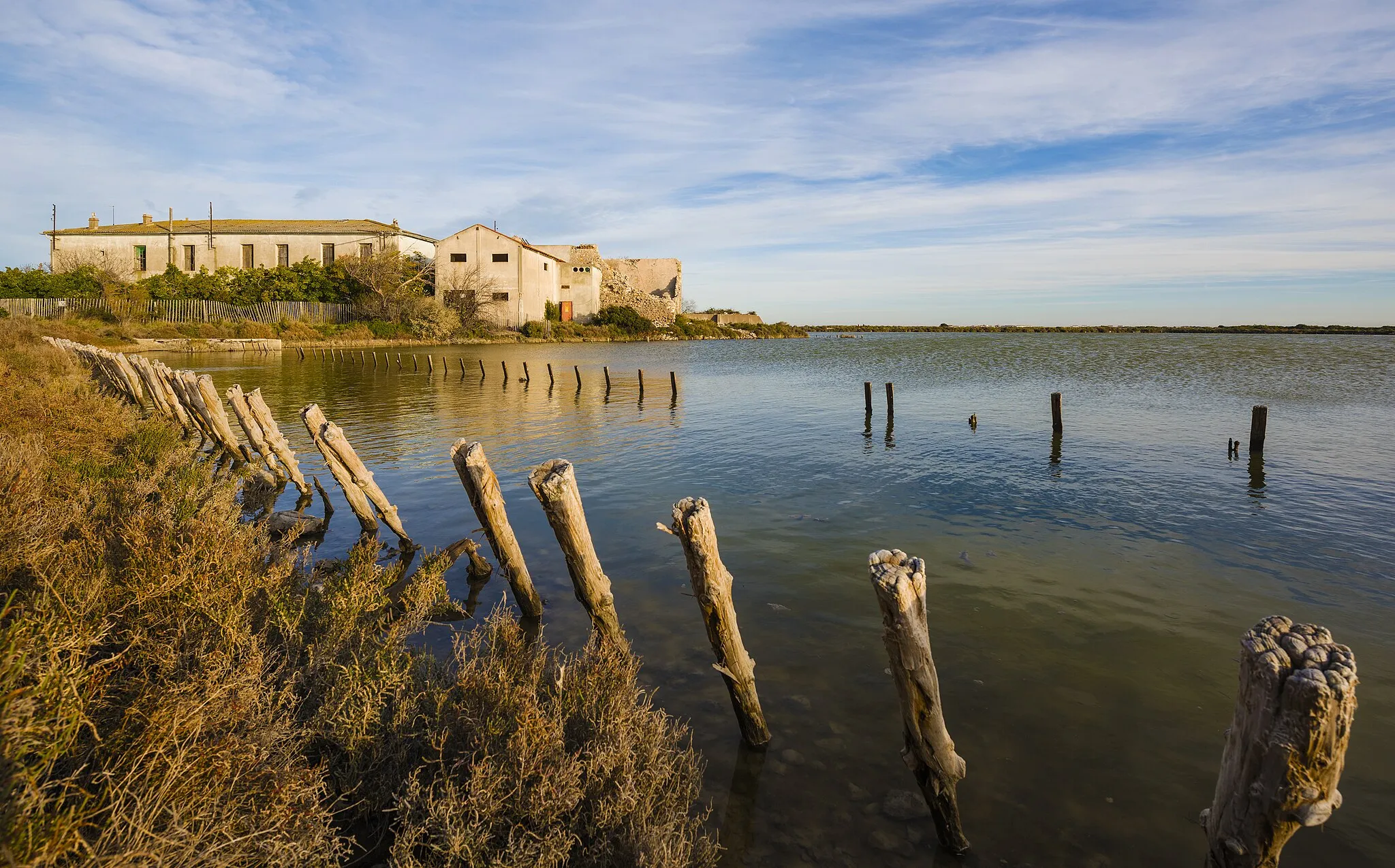 Photo showing: The disused buildings of the Salins de Frontignan (former salt factory closed since 1968). The place is now protected by the Conservatoire du littoral. Frontignan, Hérault, France.