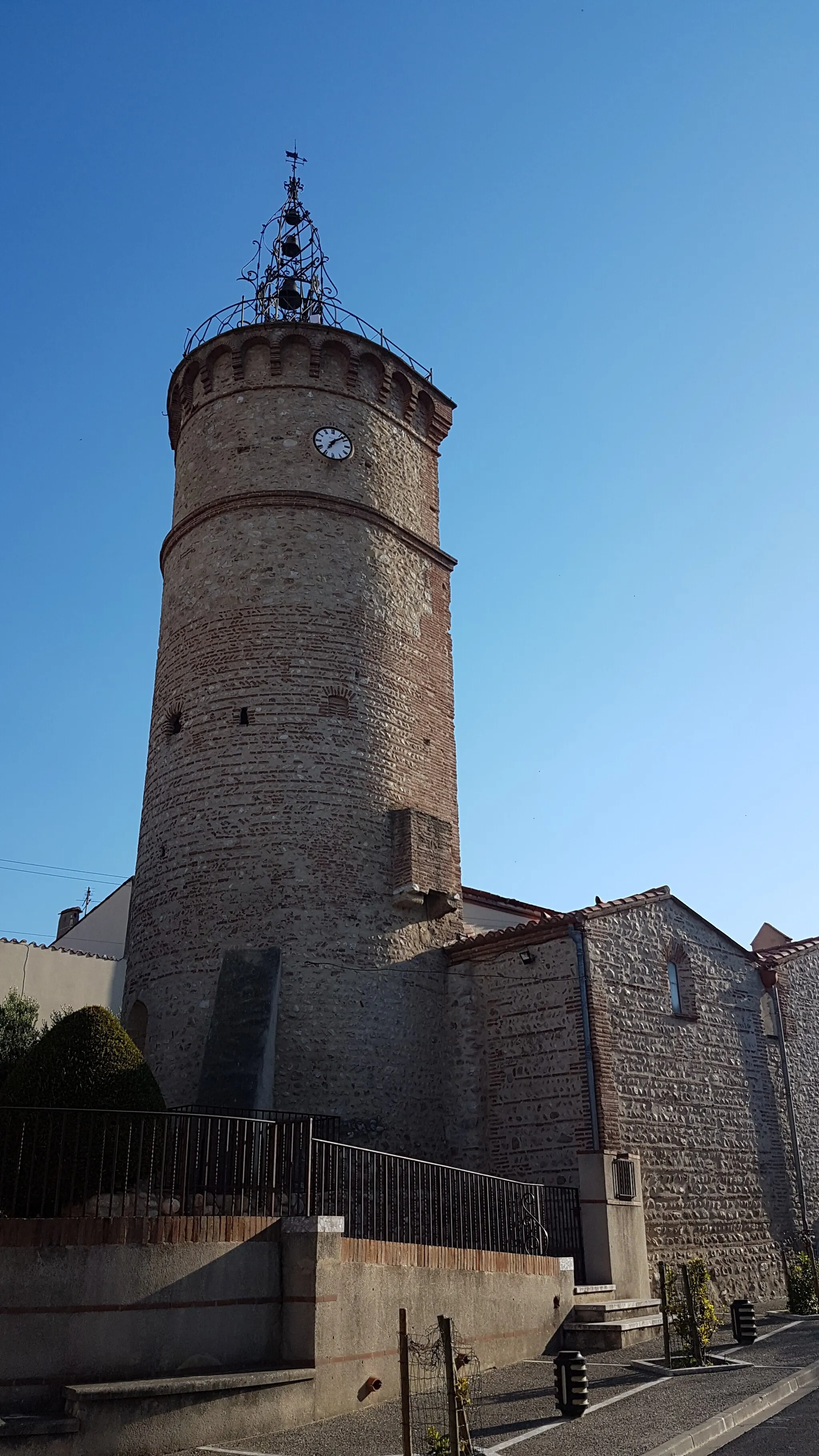 Photo showing: Le clocher de l'église Saint-Jacques de Latour-Bas-Elne vu depuis l'est.