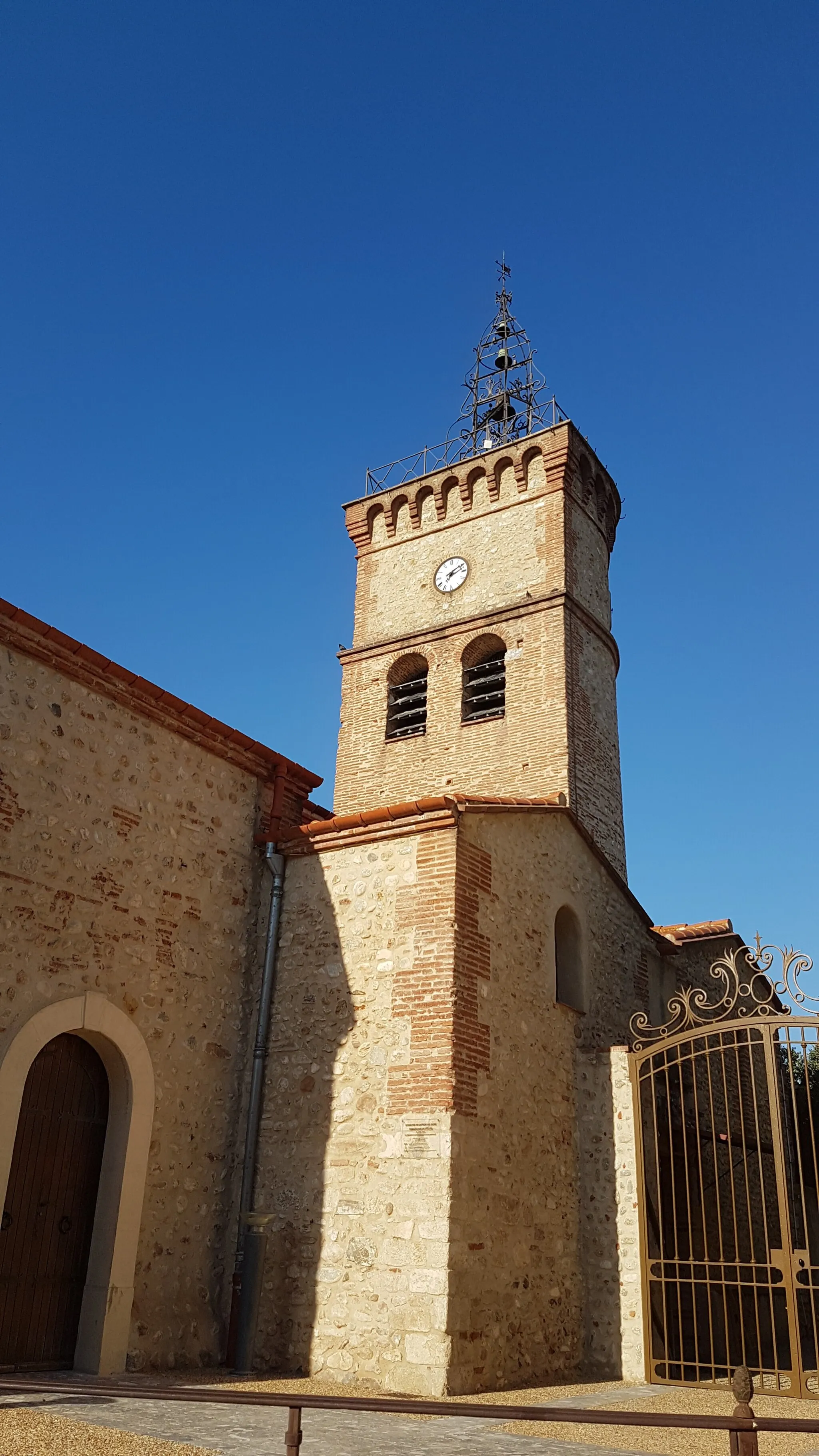 Photo showing: Vue du clocher de l'église Saint-Jacques de Latour-Bas-Elne depuis l'ouest