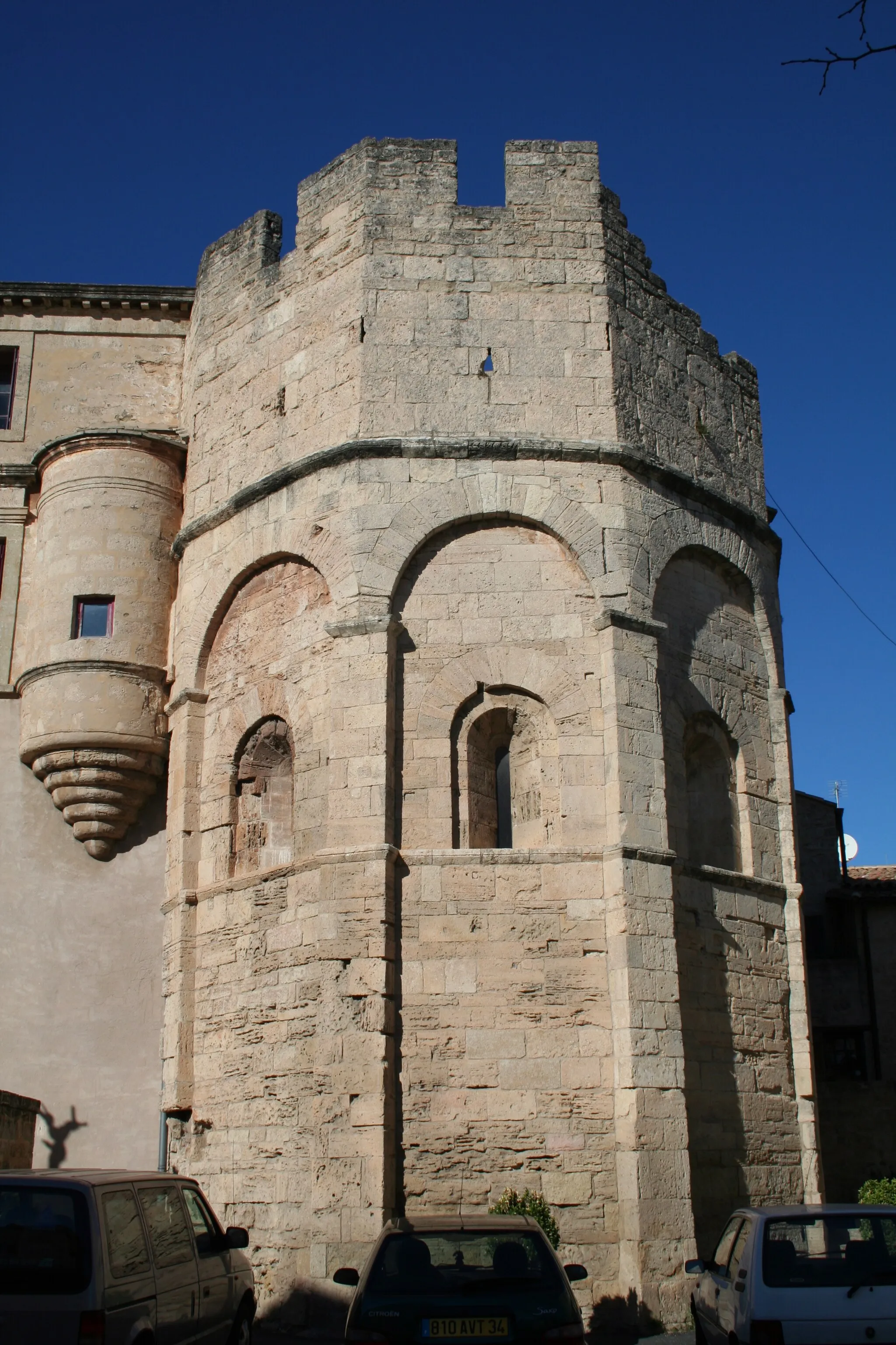 Photo showing: Loupian (Hérault) - chevet de l'église Saint-Hyppolite.