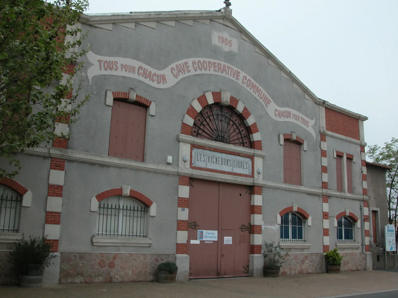 Photo showing: Maraussan (Hérault) - la cave cooperative vinicole.