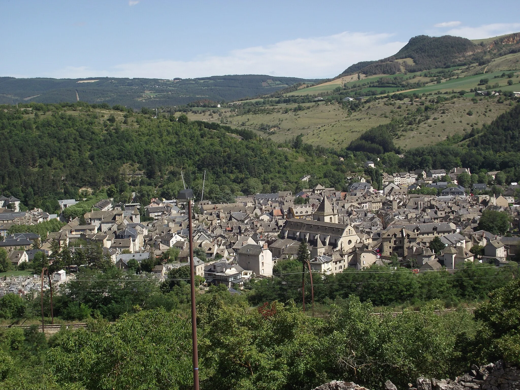 Photo showing: Marvejols (Lozère) vue du plateau de Lachamp. A droite, le truc du Midi, séparé du plateau du Poujoulet à gauche par la vallée du Coulagnet (quartier de l'Empery). Au fond à gauche, la montagne de la Boulaine.