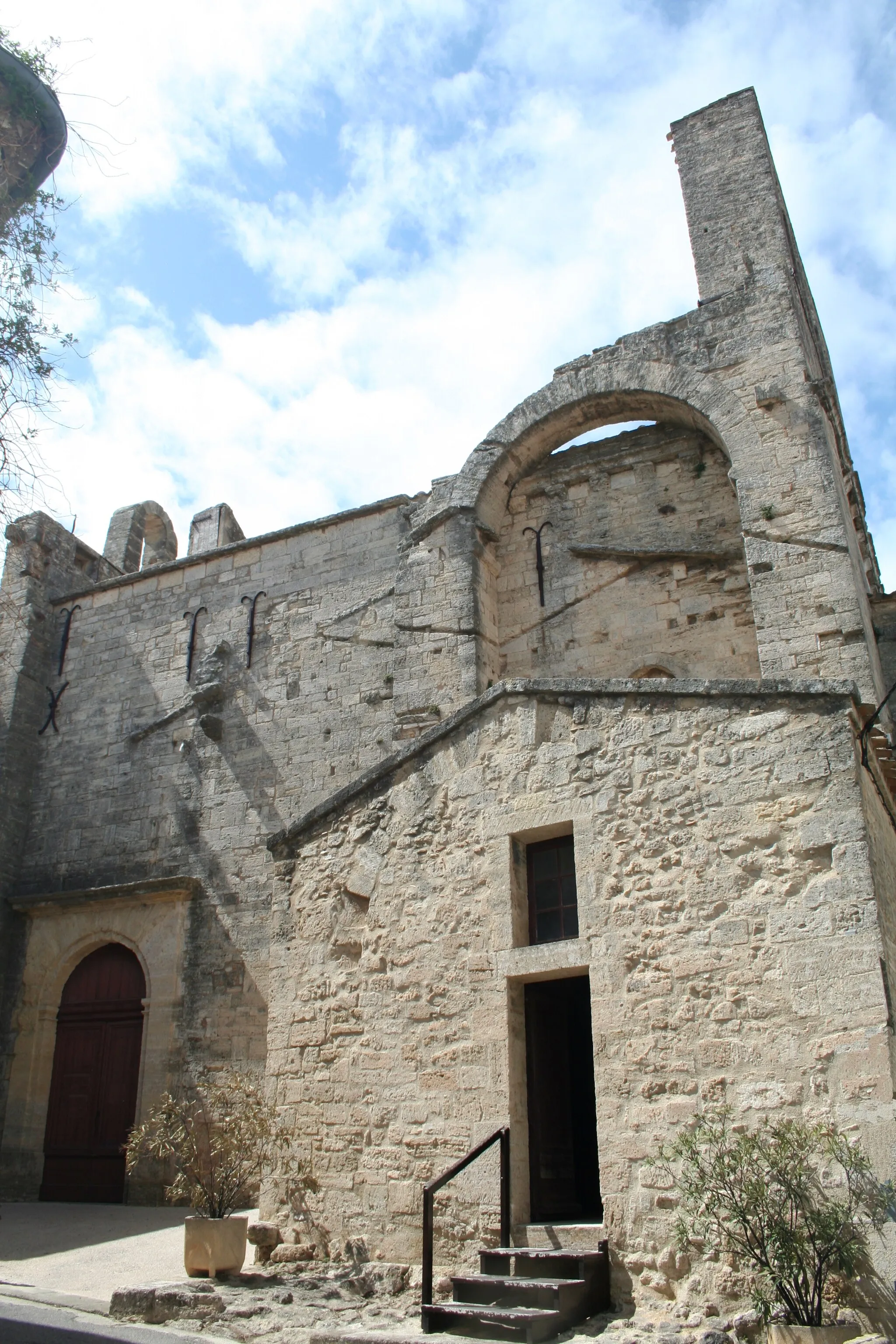 Photo showing: Montbazin (Hérault) - Façade sud de la chapelle castrale Saint-Pierre.