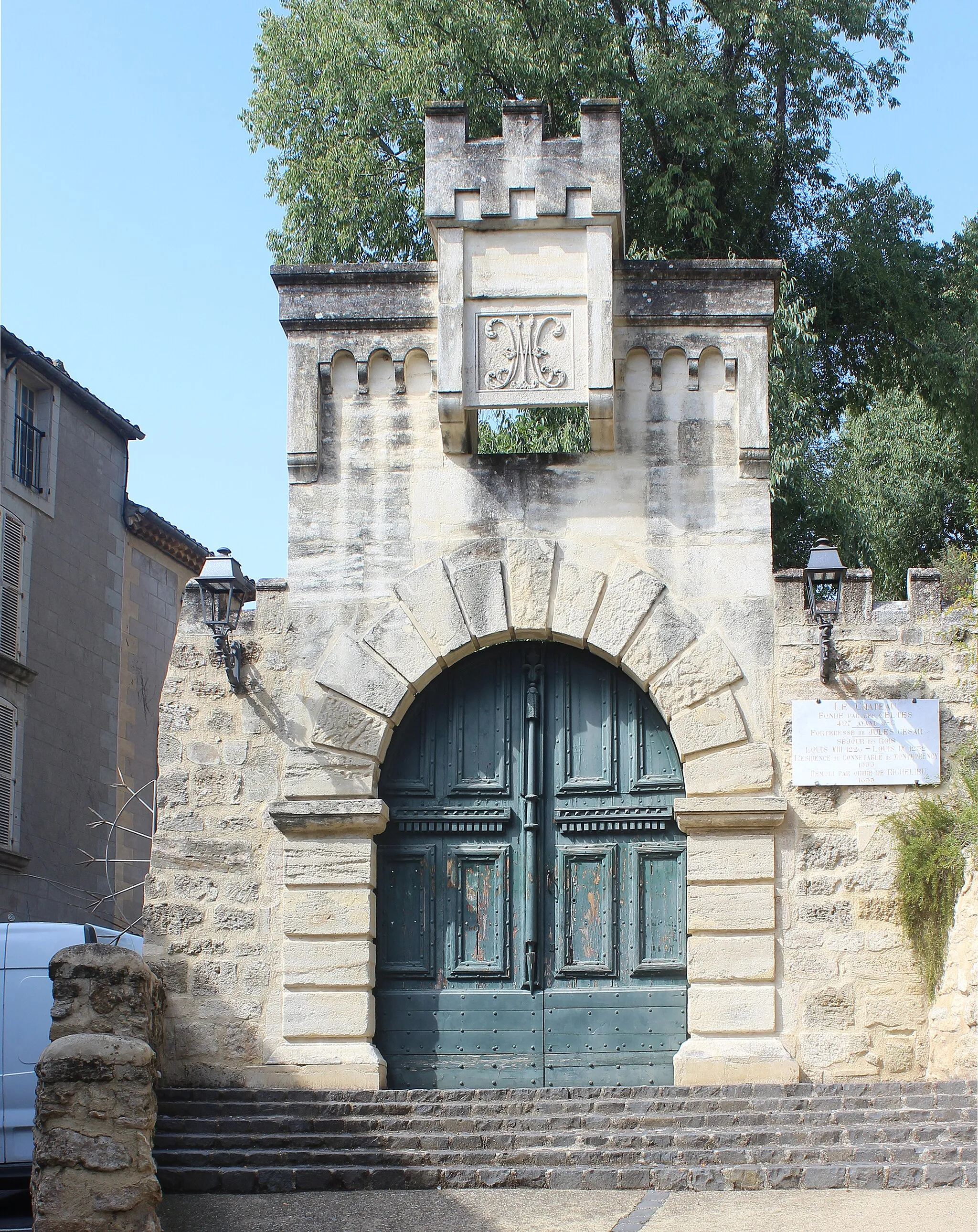 Photo showing: Gateway to the Château de Pézenas. Construction of the château started in 1262 and was rebuilt in 1563. The château was demolished by Cardinal Richelieu in 1632 and only the gateway remains.