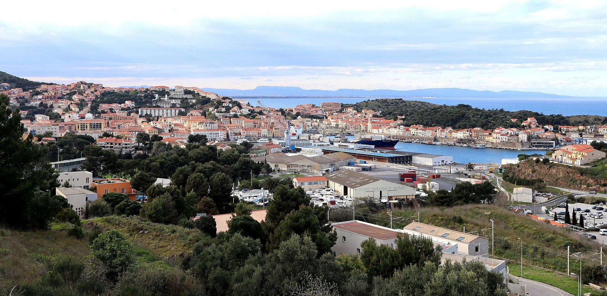 Photo showing: General view of Port-Vendres, Roussillon, France. Cargo ship "Star Leader" leaving the port.