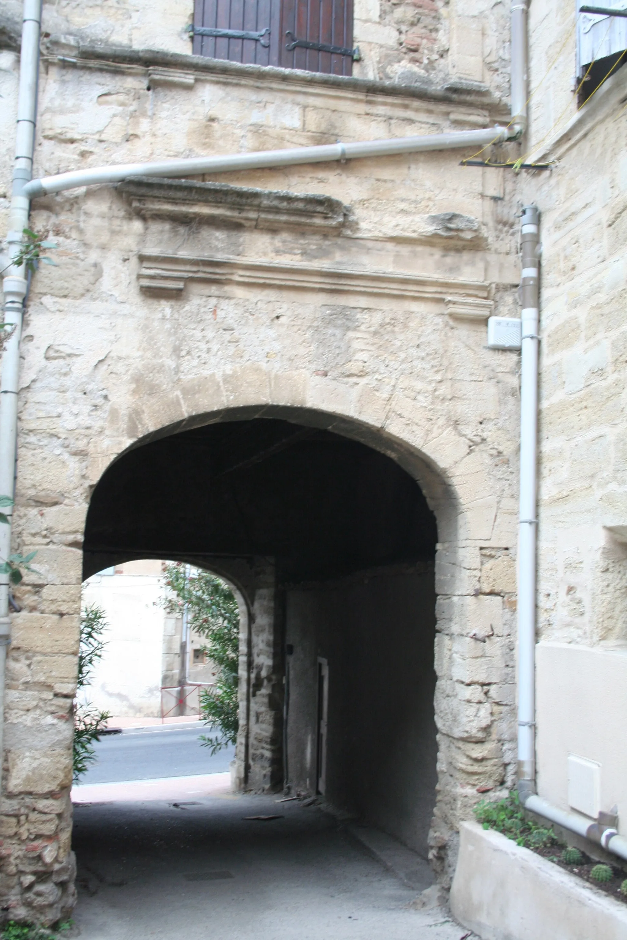 Photo showing: Roujan (Hérault) - château bas - porte cochère.