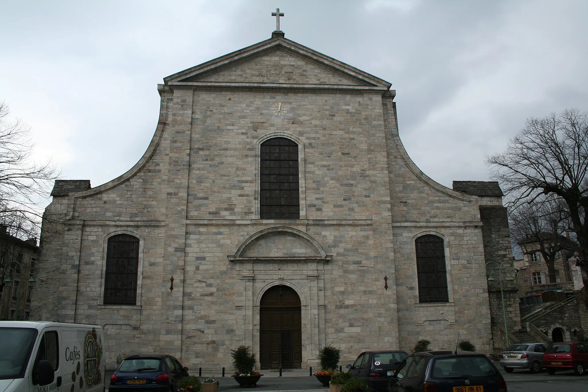 Photo showing: Saint-Pons-de-Thomières (Hérault)- cathédrale - façade orientale (construite à la place de l'ancien chœur, détruit pendant les guerres de Religion).