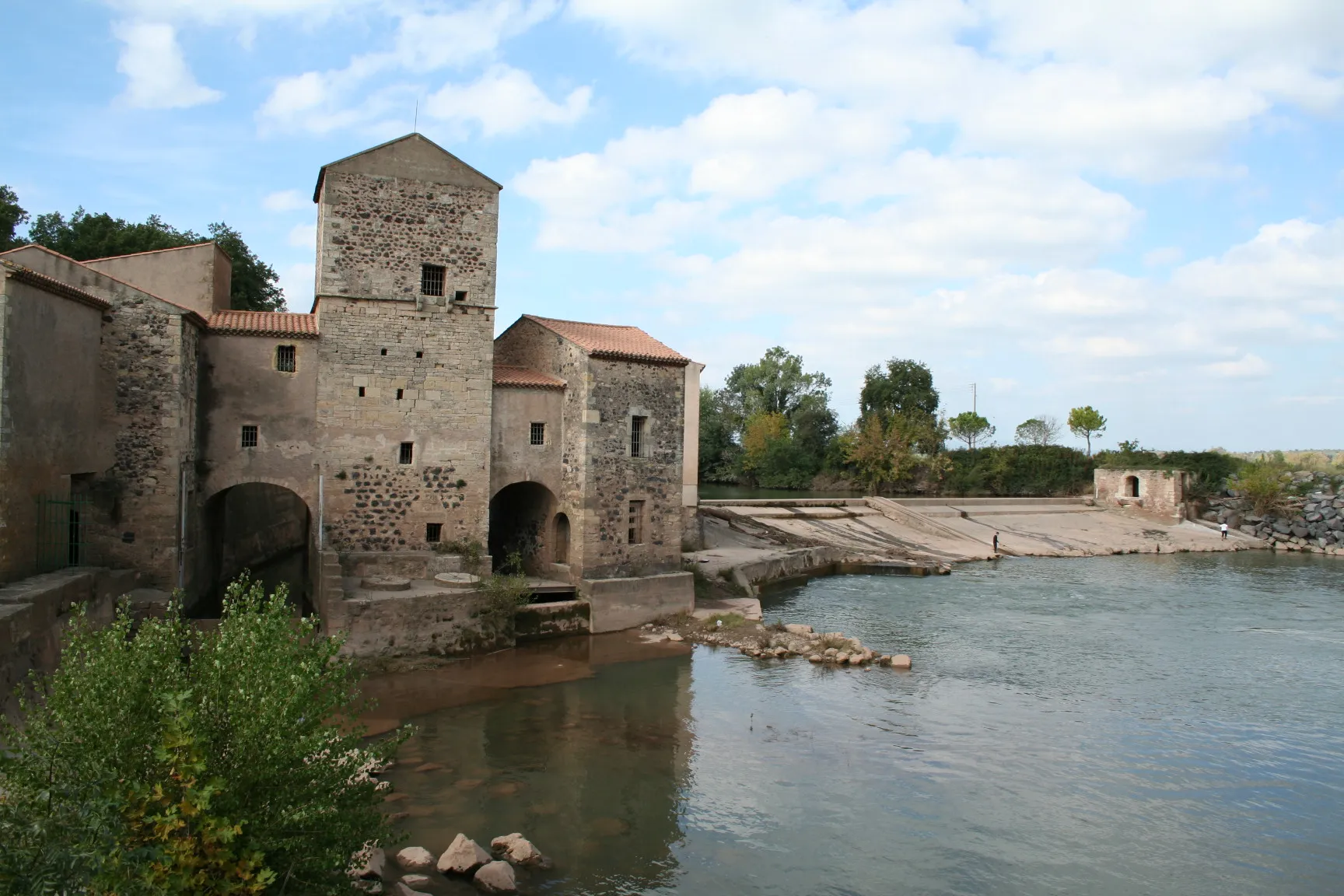 Photo showing: Saint-Thibéry (Hérault) - Moulin médiéval sur l'Hérault, situé près du pont romain.