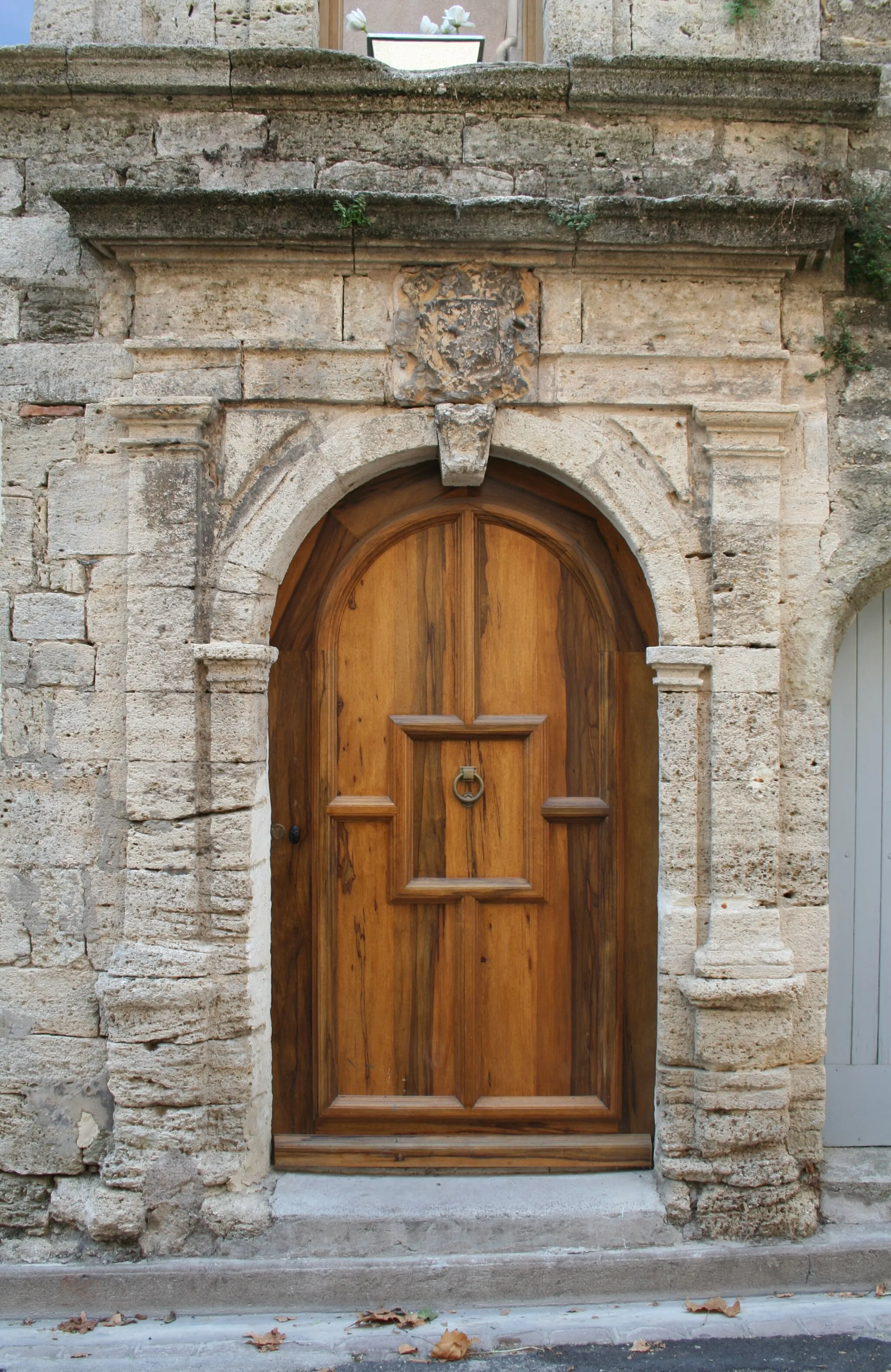 Photo showing: Tourbes (Hérault) - Porte dans la Grand-Rue.