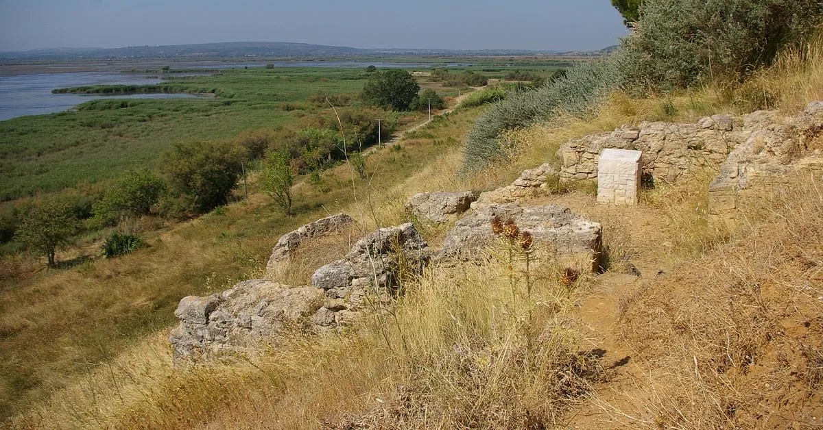Photo showing: Remain of so-called "Roman" aqueduct in Vendres, Herault, France.