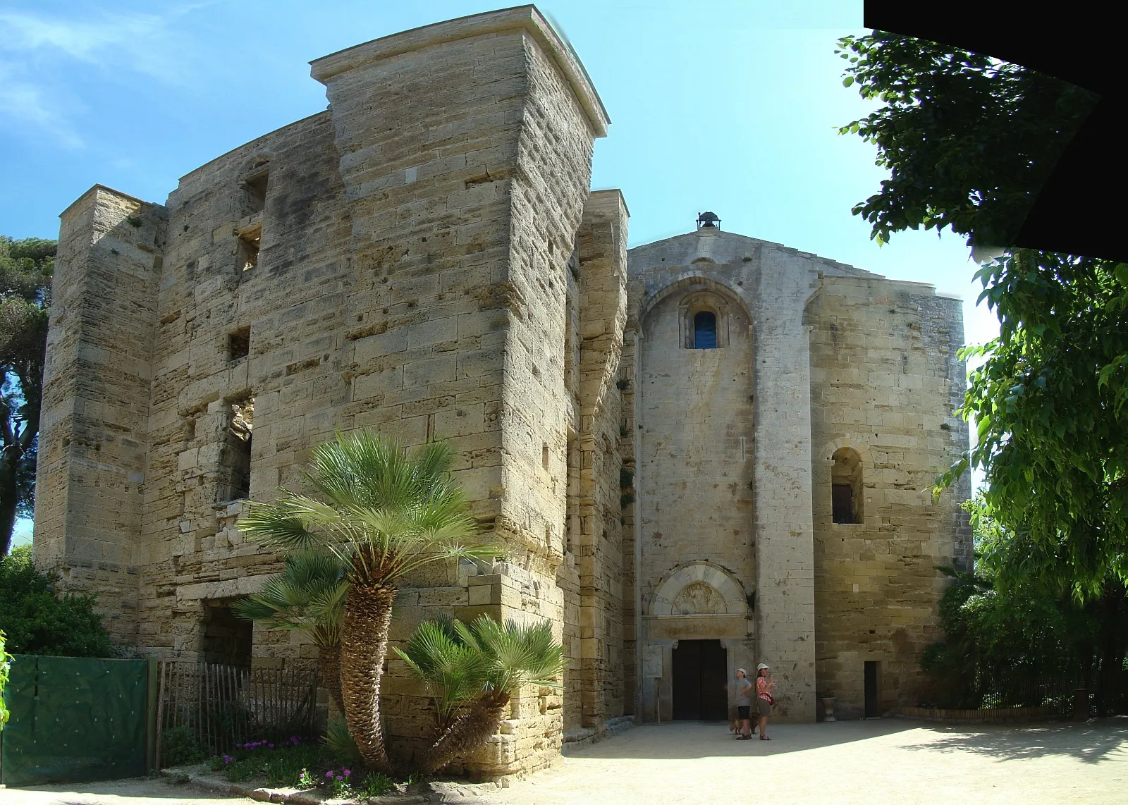 Photo showing: Cathedral Saint-Pierre of Maguelone or in french Cathédrale Saint-Pierre de Maguelonne (ancienne) on the island  Maguelone near Montpellier and near Villeneuve-lès-Maguelone.