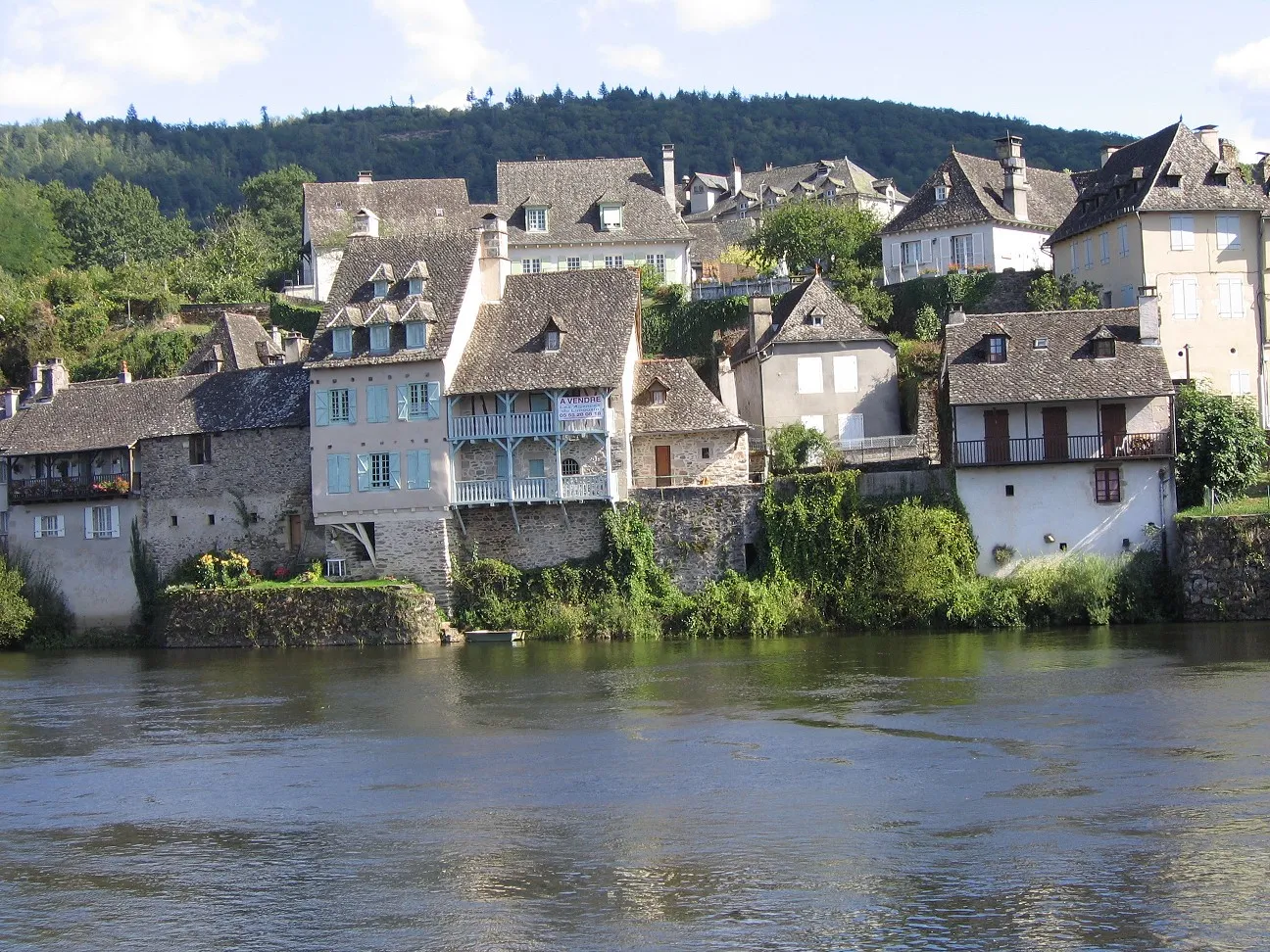 Photo showing: The Dordogne river in the town of Argentat