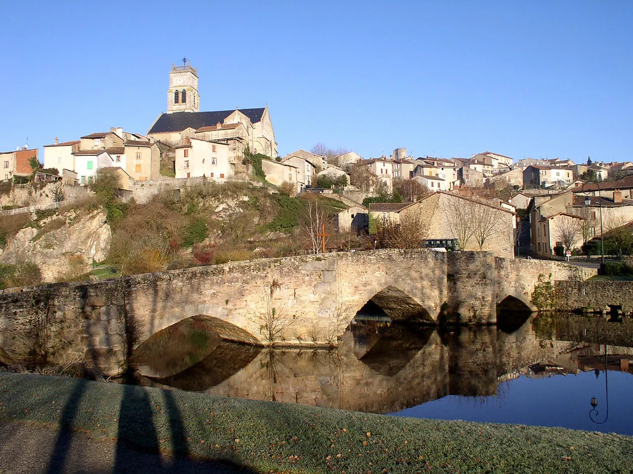 Photo showing: L'église Notre-Dame de Bellac et le vieux pont sur le Vincou