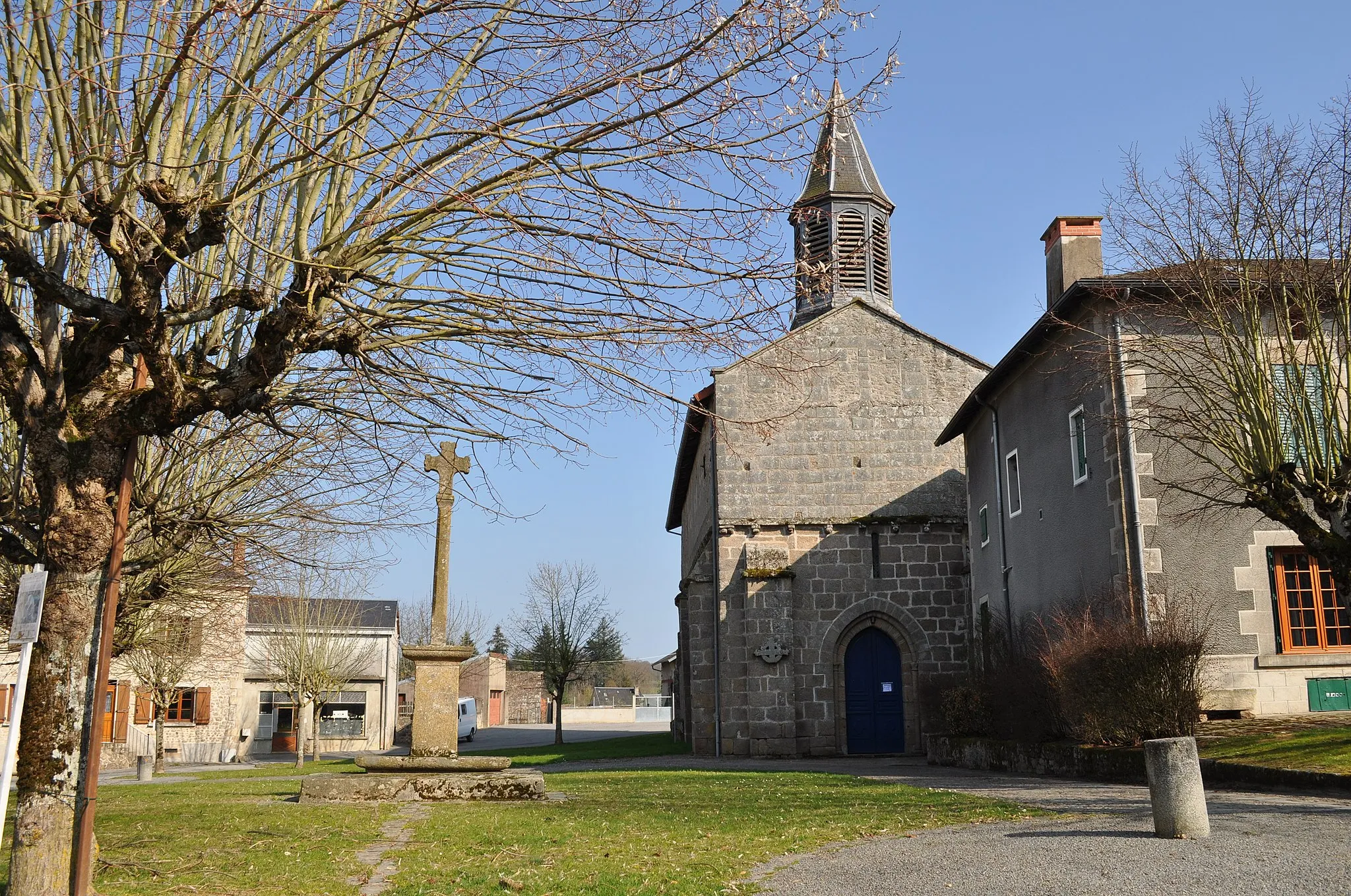 Photo showing: L'église et la croix de Morterolles-sur-Semme