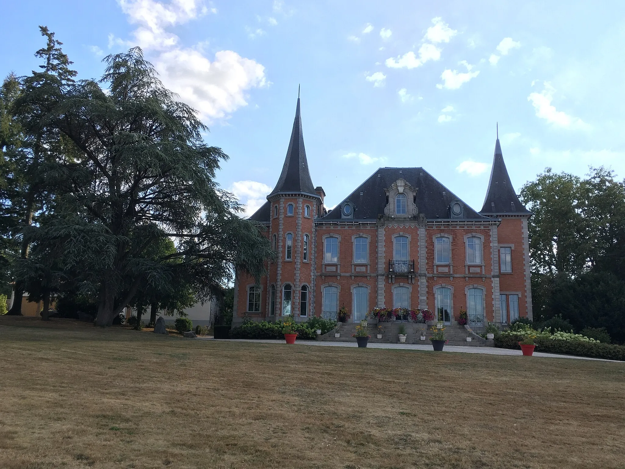 Photo showing: Le Château du Boucheron, mairie de Bosmie-l'Aiguille.