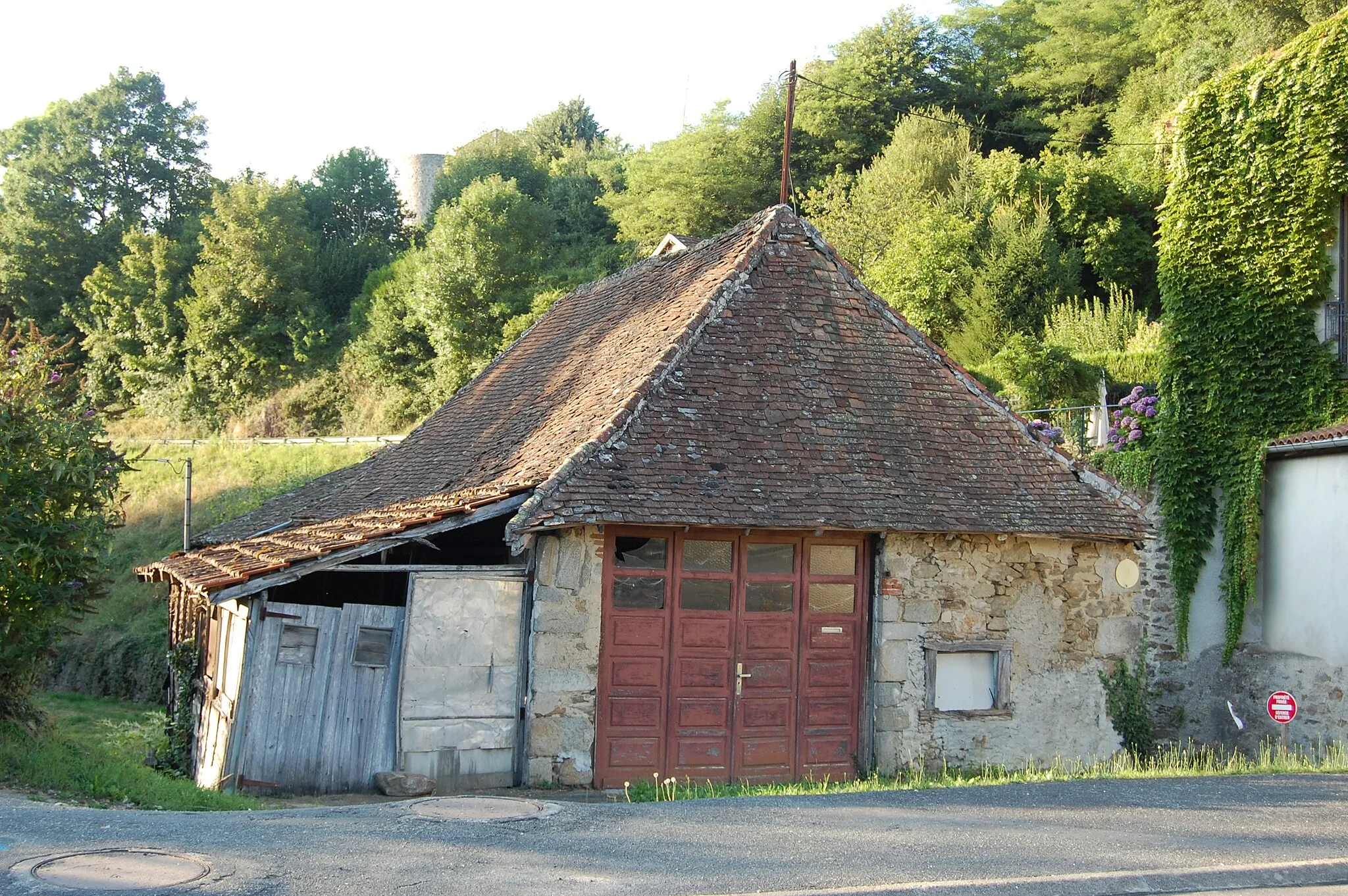 Photo showing: A Châlus, un bâtiment ayant conservé sa couverture ancienne en tuiles plates