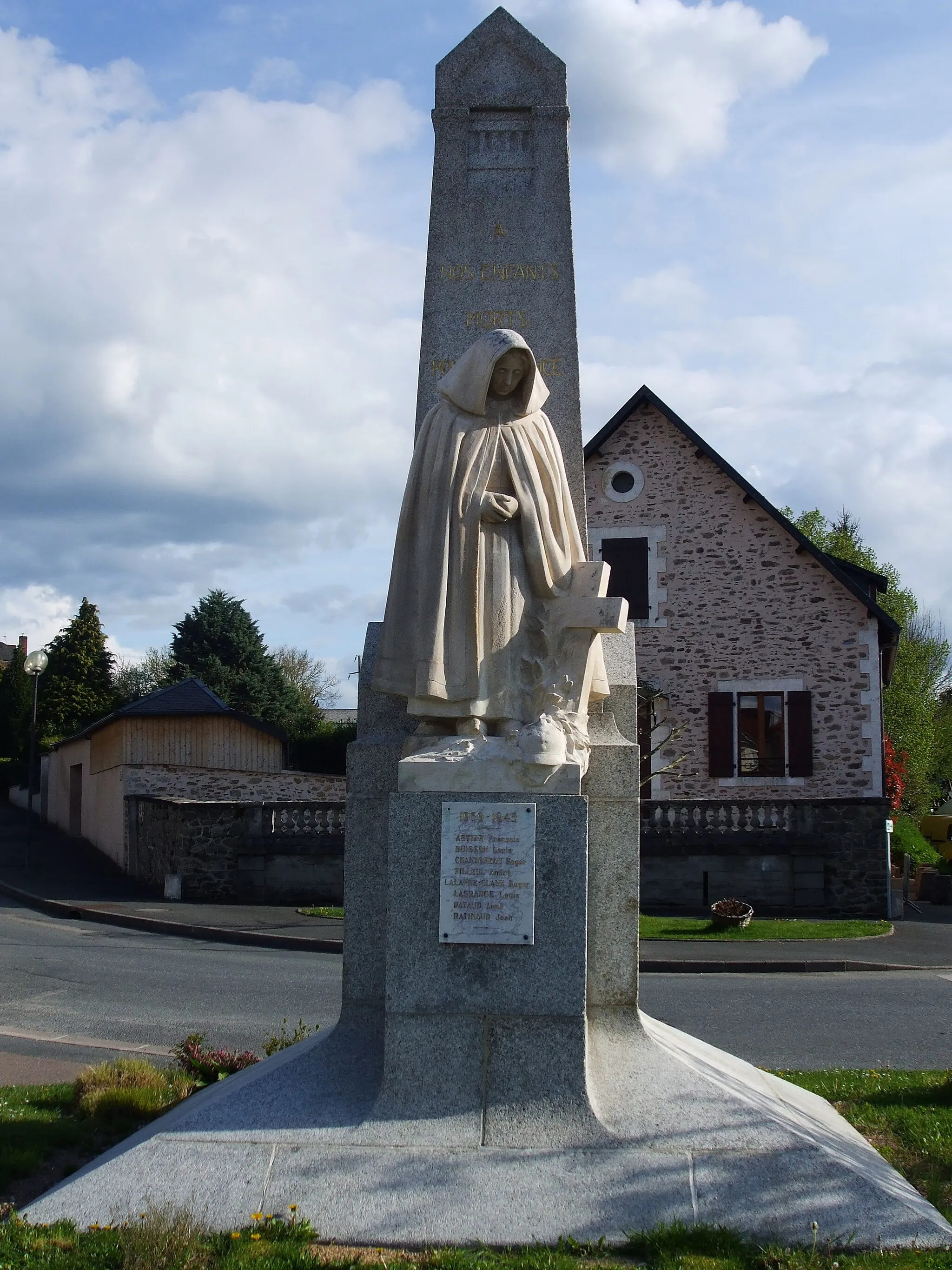 Photo showing: Châlus, Haute-Vienne, France, War memorial